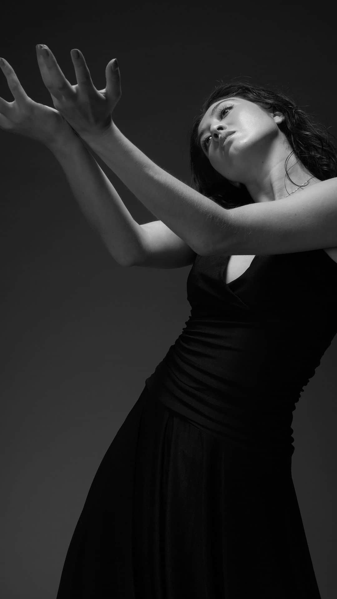 リン・ハッチソンのインスタグラム：「▪️🔲 dark mode O N 🔲▪️  enjoyed this shoot a lot! great to work with @tobias_james_photography and @justynaneryng 📸 thank you so much for such a creative & inspiring session!」