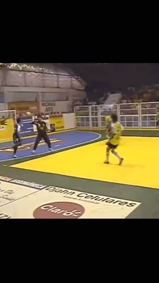 アレッサンドロ・ローザ・ヴィエイラのインスタグラム：「Vídeo com narração do homem que deu o carrinho 😂 @leu_marcelino - 2006 @jaraguafutsal   Cidade- #agronomicasc」