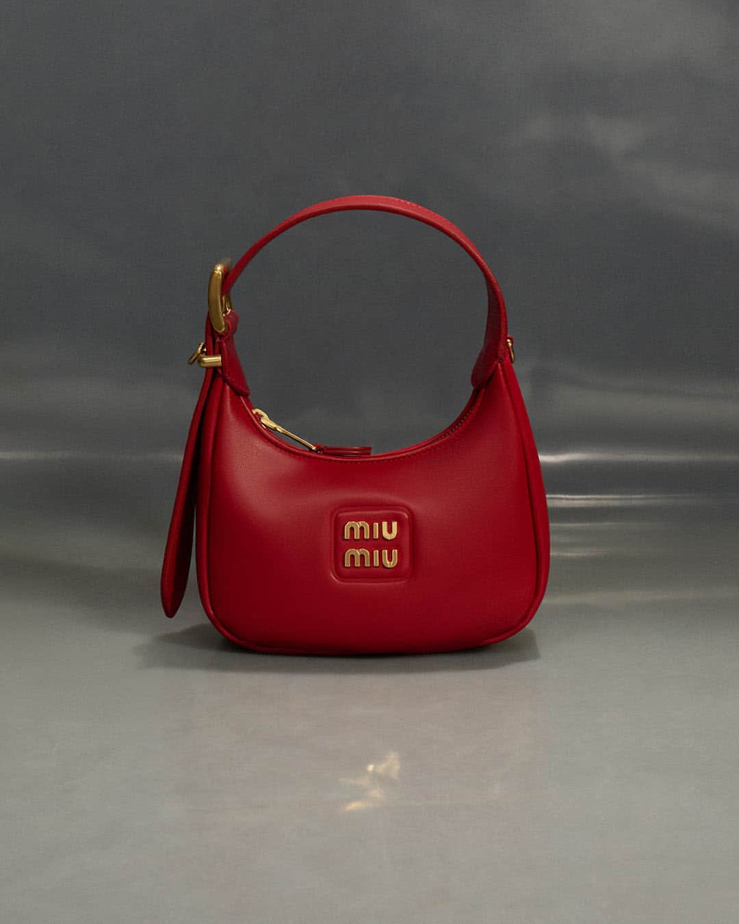 Miu Miuさんのインスタグラム写真 - (Miu MiuInstagram)「The iconic hobo bag in red hue.  Photographed by @AlmLibera. Creative direction by @EdwardQuarmby. Styled by @LottaVolkova.  #MiuMiuLIVE #MiuMiuFW23」9月10日 2時00分 - miumiu
