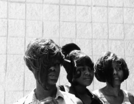 ブルックリン美術館さんのインスタグラム写真 - (ブルックリン美術館Instagram)「Have you heard of the Hair Wars? ⁠ ⁠ Detroit’s annual hair show is a challenge to see which artists and salons can create the wildest and most outrageous hairdos. On September 21, we’re hosting a screening of the documentary, Hot Irons, created by Nigerian filmmaker and photographer, Andrew Dosunmu (@shot_by_andrew_dosunmu).⁠ ⁠ Afterward, we’ll watch a selection of Dosunmu’s music videos for iconic artists such as Isaac Hayes (@_isaachayes), Angie Stone (@theangiestone), Wyclef Jean (@wyclefjean), and Imany (@imany_officiel), and a Q&A with Dosunmu himself.⁠ ⁠ Tickets are $25 (free for Members) and include after-hours access to #AfricaFashionBkM. Get yours at the link in our bio.⁠ ⁠ 📷 Still from Hot Irons (Andrew Dosunmu, 1999, 50 min.)」9月10日 2時00分 - brooklynmuseum