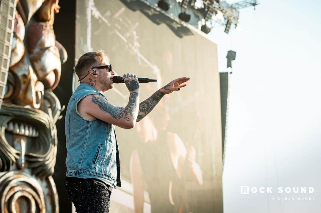Rock Soundのインスタグラム：「Happy Birthday to Architects frontman Sam Carter 🎉 🎂  📸 @carlamundy   #rock #metal #alternative」