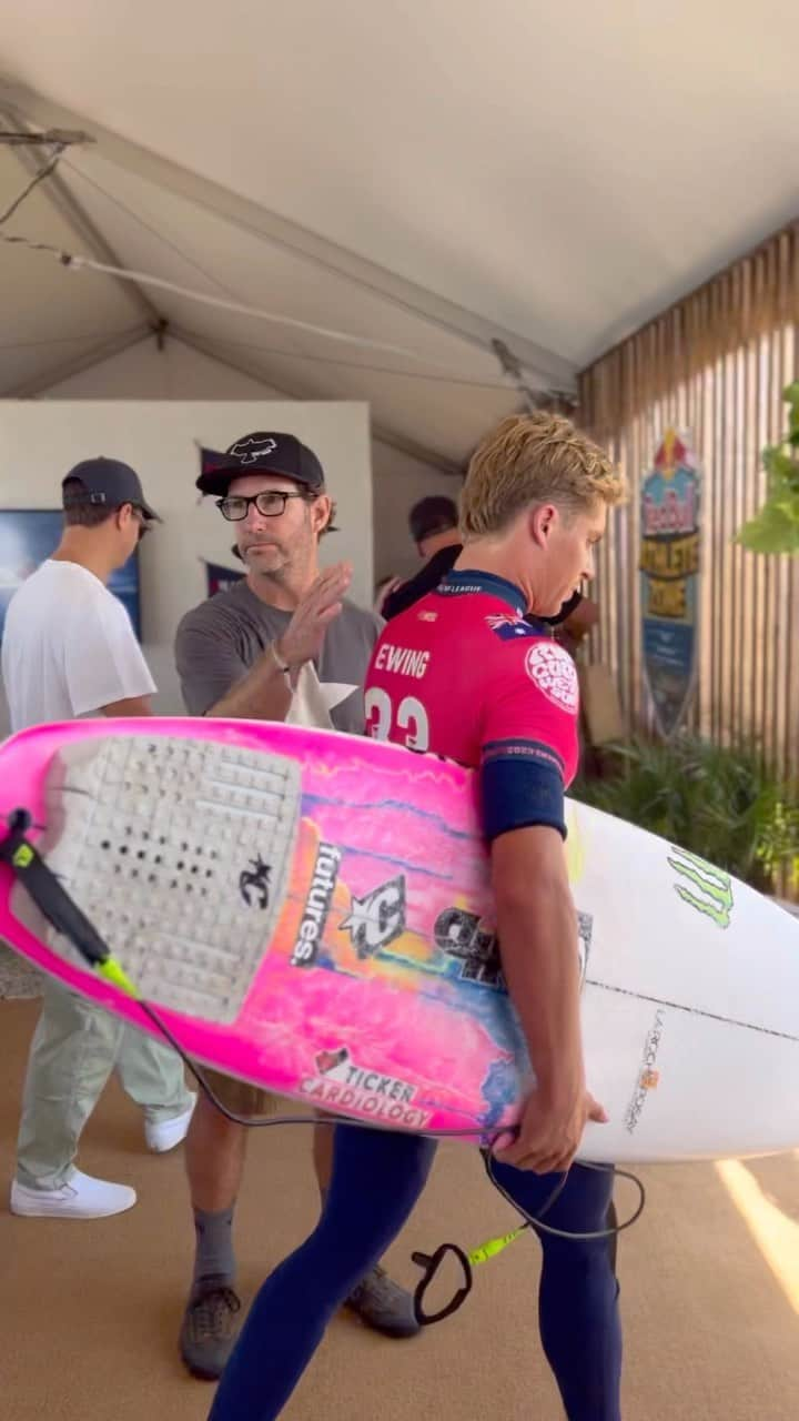 リップカールのインスタグラム：「The World Title race is heating up at the #RipCurlWSLFinals! 🏆   Watch live action now via @wsl.   #RipCurl #WSL #Trestles #Surfing #Lowers」