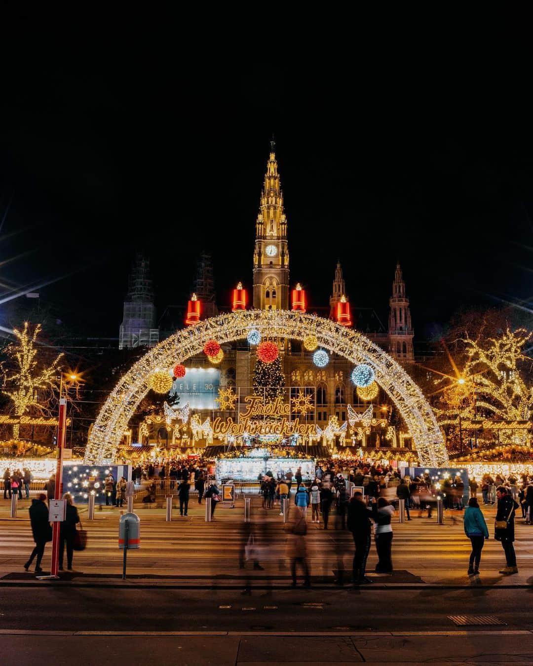のインスタグラム：「Who is visiting #Vienna this Winter? 🤩 We compiled a complete list with every Christmas market and its opening dates!👇  🎄 Viennese Christmas Market on City Hall Square: 10.11. - 26.12. Rathausplatz, 1010 Vienna  🎄 Christmas Village on Maria-Theresien-Platz: 15.11. - 26.12.  Maria-Theresien-Platz, 1010 Vienna  🎄 Christmas Village at Belvedere Palace: 17.11. - 26.12. Prinz-Eugen-Strasse 27, 1030 Vienna  🎄 Christmas Village on the University Campus: 10.11. - 23.12. Alserstrasse/Spitalgasse, Hof 1, 1090 Vienna  🎄 Advent at Liechtenstein Garden Palace: 17.11. - 23.12. Fürstengasse 1, 1090 Vienna  🎄 Old Viennese Christmas Market on Freyung. 17.11. - 23.12. Freyung, 1010 Vienna  🎄 Christmas Market Am Hof: 10.11. - 23.12. Am Hof, 1010 Vienna  🎄 Christmas Market Schloss Schönbrunn: 18.11. - 26.12. Schönbrunn Palace, 1130 Vienna  🎄 Art Advent – Art & Crafts on Karlsplatz: 24.11. - 23.12. Karlsplatz, 1040 Vienna  🎄 Christmas Market on Spittelberg. 16.11. - 23.12. Spittelberggasse, Stiftgasse, Schrankgasse, Gutenberggasse, 1070   🎄Christmas Market on Stephansplatz: 10.11. - 26.12. Stephansplatz, 1010 Vienna  🎄 Winter Market on Riesenradplatz: 18.11. - 7.1.24 Riesenradplatz, 1020 Vienna  🎄 Almadvent: 23.11. - 22.12. Messeplatz 1, 1020 Vienna  🎄 Ottakringer Weihnachtszauber: 23.11. - 23.12. Ottakringerplatz 1, 1160 Vienna  We hope to see you during Vienna‘s beautiful Christmas time. 🤩  #vienna #wien #vienna_austria #vienna_city #visitvienna #viennagram #traveleurope #traveltheworld #travelgram #travelphotography #traveling #christmasmarket #christmasdecoration #christmasvienna」
