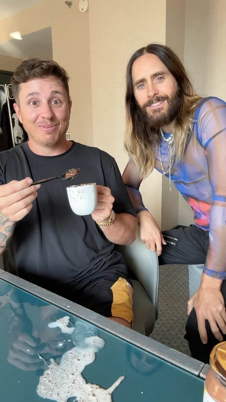 ジャレッド・レトのインスタグラム：「Did somebody say cake? 🍰🍪  Ps. Album out 6 days!!! 🕺🏻🕺🏻🕺🏻」