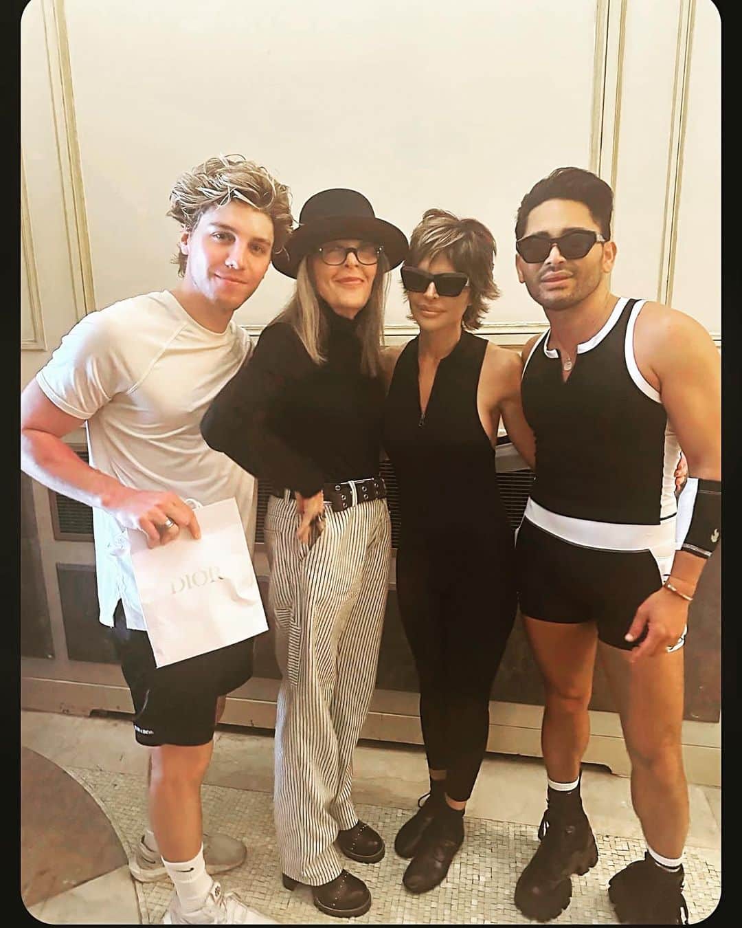 リサ・リナのインスタグラム：「Ok and then This happened!!!!! You just never know who you’re going to run into in the Big Apple🍎 Omg!!! The Queen herself- Or  shall I say QUEENS!!!! ❤️🍎❤️‍🔥💃🏻🫠」