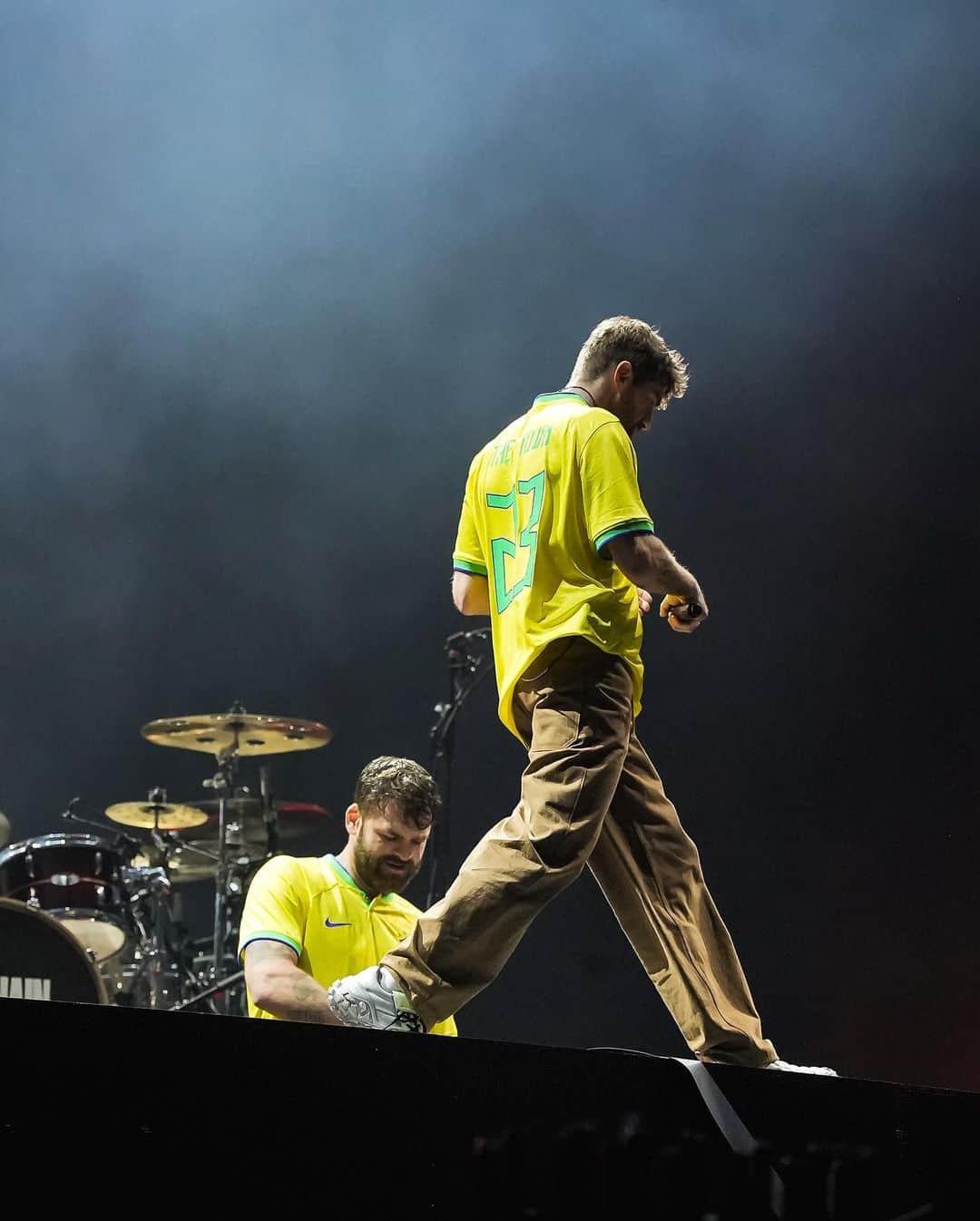 The Chainsmokersさんのインスタグラム写真 - (The ChainsmokersInstagram)「OBRIGADO!!!! São Paolo we did not expect that. They said there were over 100k people at the stage. I have shit eyesight so can only see about 10k of you but i’m gonna believe there were that many people there. We felt the energy of 100k people haha. It was such an honor to come back to Brazil in this way. We gonna go study portuguese for next time. Love you!! 🇧🇷 🇧🇷 🇧🇷 🇧🇷 🇧🇷 🇧🇷 🇧🇷」9月10日 2時33分 - thechainsmokers