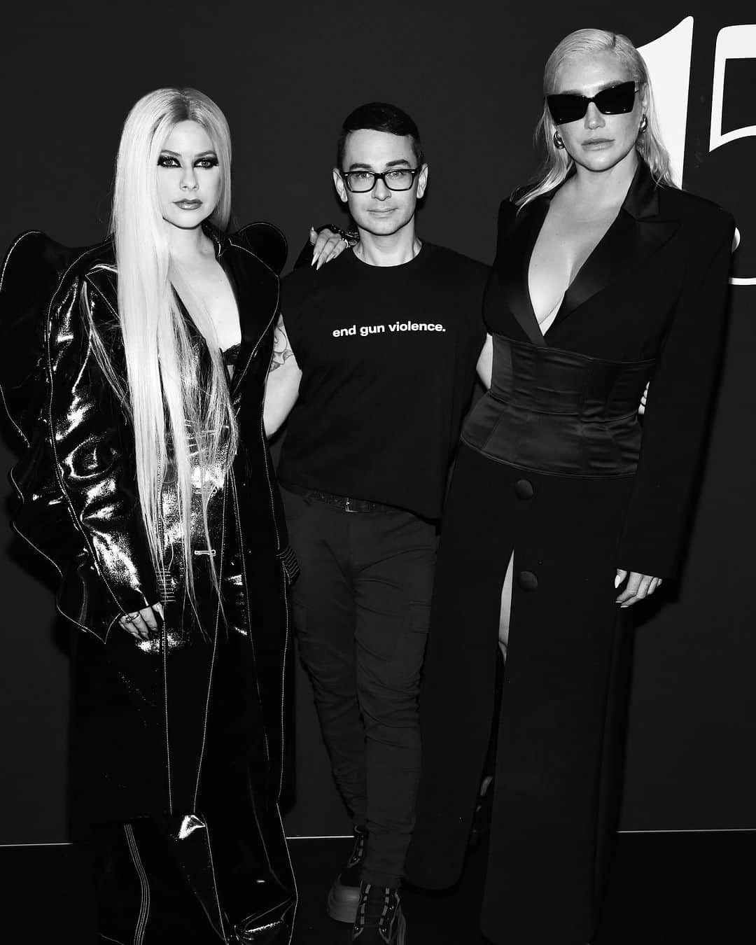 アヴリル・ラヴィーンさんのインスタグラム写真 - (アヴリル・ラヴィーンInstagram)「Congrats on 15 incredible years @csiriano. Watching the show was a surreal experience and you nailed every detail. You fused together fashion and music seamlessly. Working with you before the event was so easy and the intention you put into every detail was not missed. 🖤🖤🖤」9月10日 2時34分 - avrillavigne