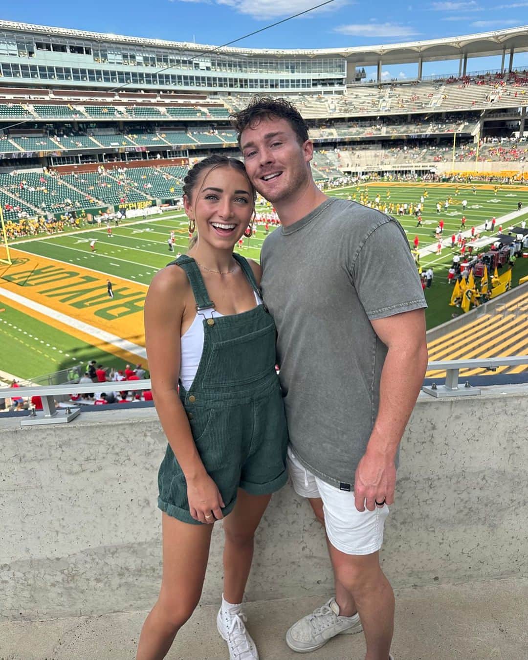 Brooklyn and Baileyのインスタグラム：「Had to bring the hubby to my old stomping grounds 🥹 Anyone else excited for football season??」