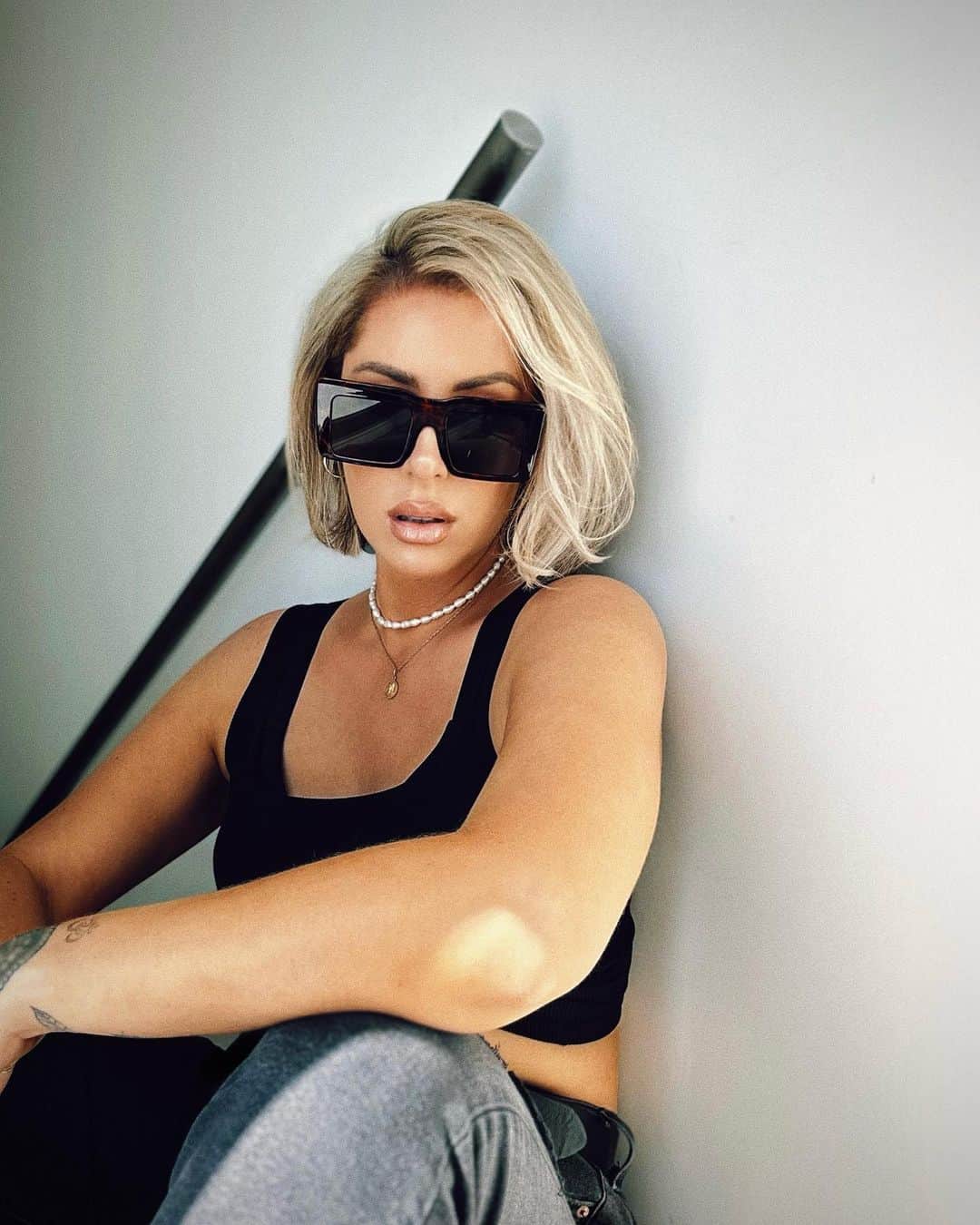 Chrisspyのインスタグラム：「Decided to chop my hair off, been wanting to do a short bob cut for so long. Filmed a little before and after video, left the salon looking real funny but fixed the styling when I got home. Been working on cultivating the witness- not related to the haircut haha. Enjoying life, remembering to be present and that it’s all part of the soul’s curriculum, all of it. Deepening my spiritual practices, forgetting then remembering over and over again. Working on more painting, makeup, cooking, and tattooing videos to share with you all ✨💙🫶 Sending lots of love and abundance your way 🤍 Sunglasses: @misslola」