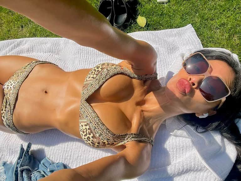 ニコール・シャージンガーのインスタグラム：「The sun is sunning!!! Not me trying to squeeze in an hour of sun, wearing a bikini in the middle of these London parks out here y’all! Had to get it in before these Saturday rehearsals today! ☀️💪🏽」