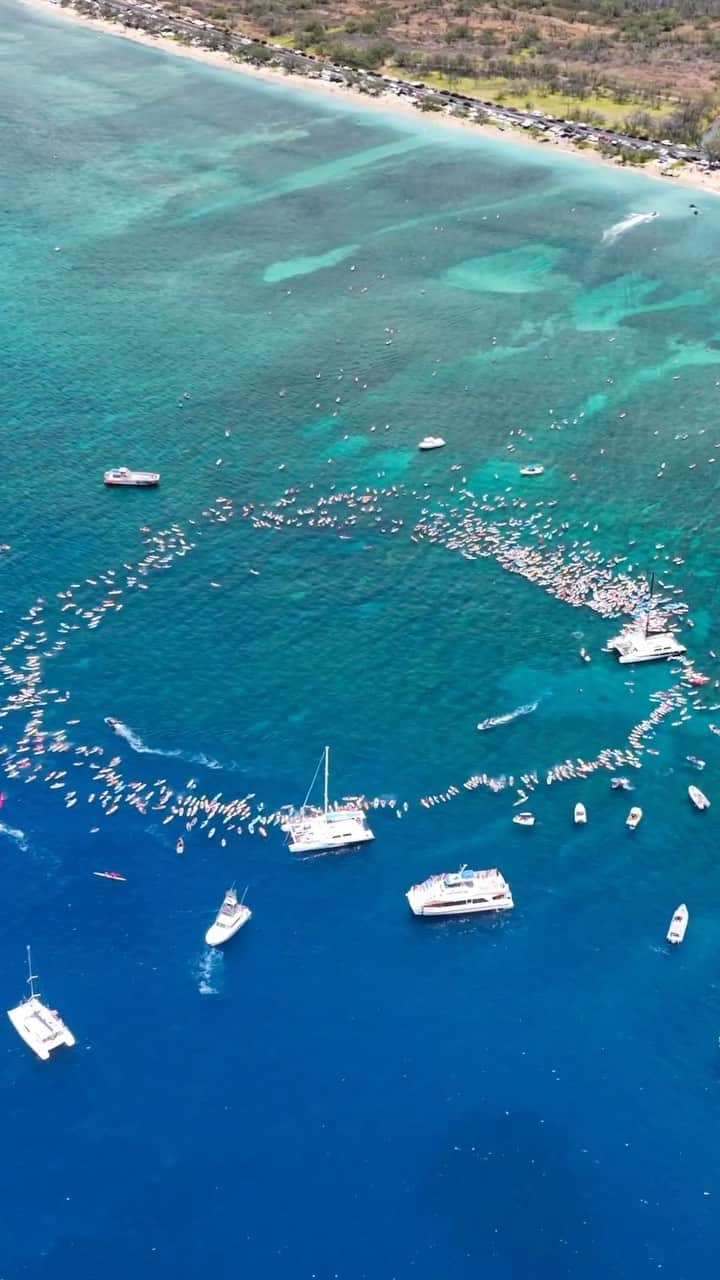 surflineのインスタグラム：「Paddle out for Lahaina ❤️  “It was an amazing turn out. It was the largest paddle out I have ever seen. Not just in the participants, but also for the amount of people we are grieving.”— @mat5o .   Surfers continue to mobilize for Maui. Organizing board drives, giving safe passage, distributing supplies, and even broadcasting the severe, cold-hard-facts of the situation.   The Maui wildfires have been absolutely devastating. It’s the worst natural disaster in Hawaii’s state history and the deadliest U.S wildfire in over a century. Destroying over 2,000 homes and businesses, with a death toll that has surpassed 115, and there’s still 338 people unaccounted for.   There are many ways we can support Lahaina as a surfing community. There are many worthy, private gofundme links for individuals who are helping, which can be found on social media. @mauistrongfundraiser, @alohaunitedway, @mauifoodbank, @mauihumanesociety, and the @americanredcross are a few trusted, well-known charities.   If you’d like to donate a board;  @northshoresurfshop - Haleiwa, Hawaii  @surfboardfactoryhawaii - Kapolei  @hicsurf ( Ala Moana center)  @judlausurfboards is organizing the Lahaina Surfboard Replacement Project. At the moment, organizers are asking for higher-end soft tops ( no Wavestorms,) and good quality shortboards and longboards.   Read about the recovery effort at the link in bio.  🎥 @tuckerwooding」