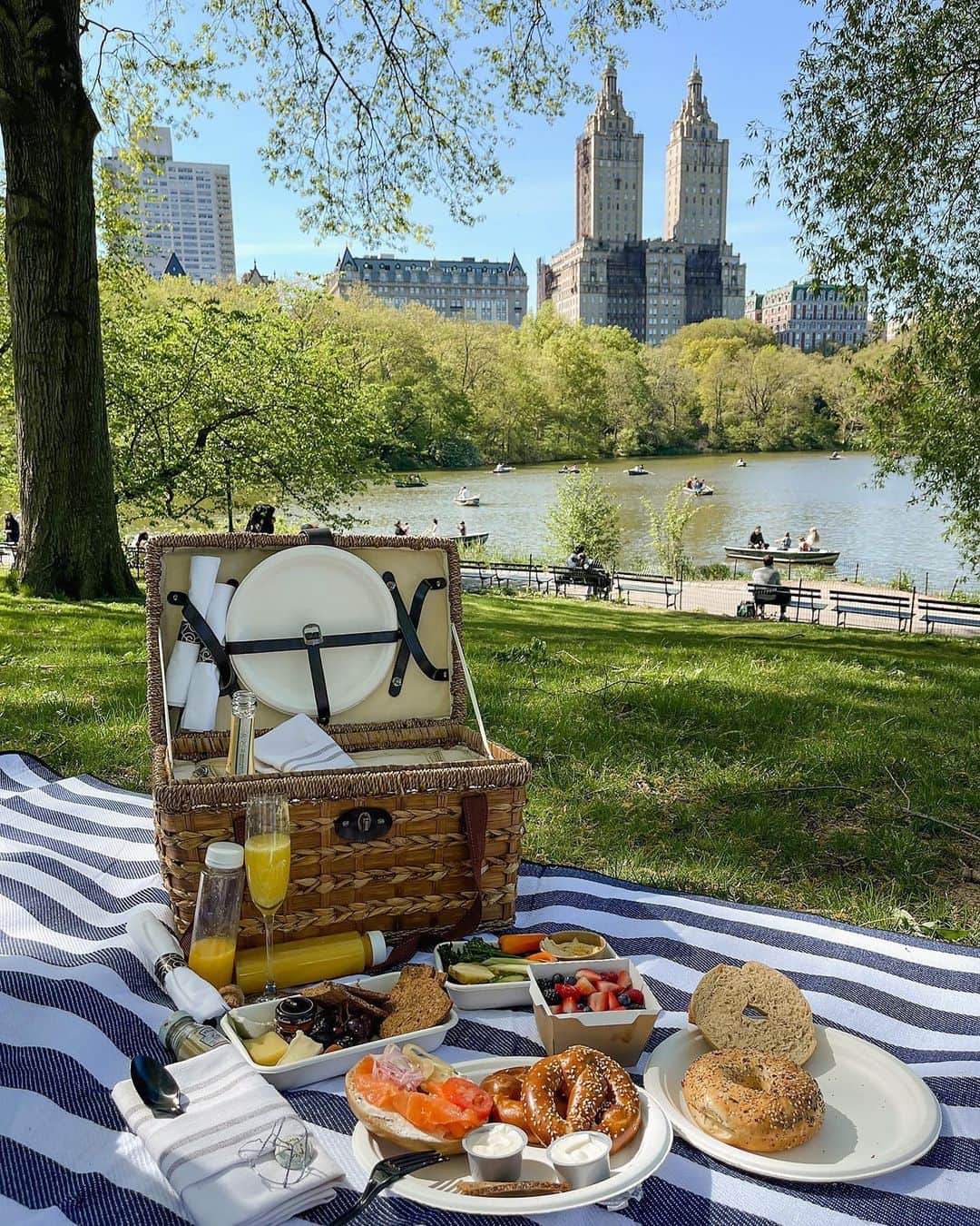 Travel + Leisureさんのインスタグラム写真 - (Travel + LeisureInstagram)「Photo by @ananewyork 🥯 Name a better way to spend a Saturday...I'll wait. Get our New York City travel guide at the link in bio.」9月10日 3時15分 - travelandleisure