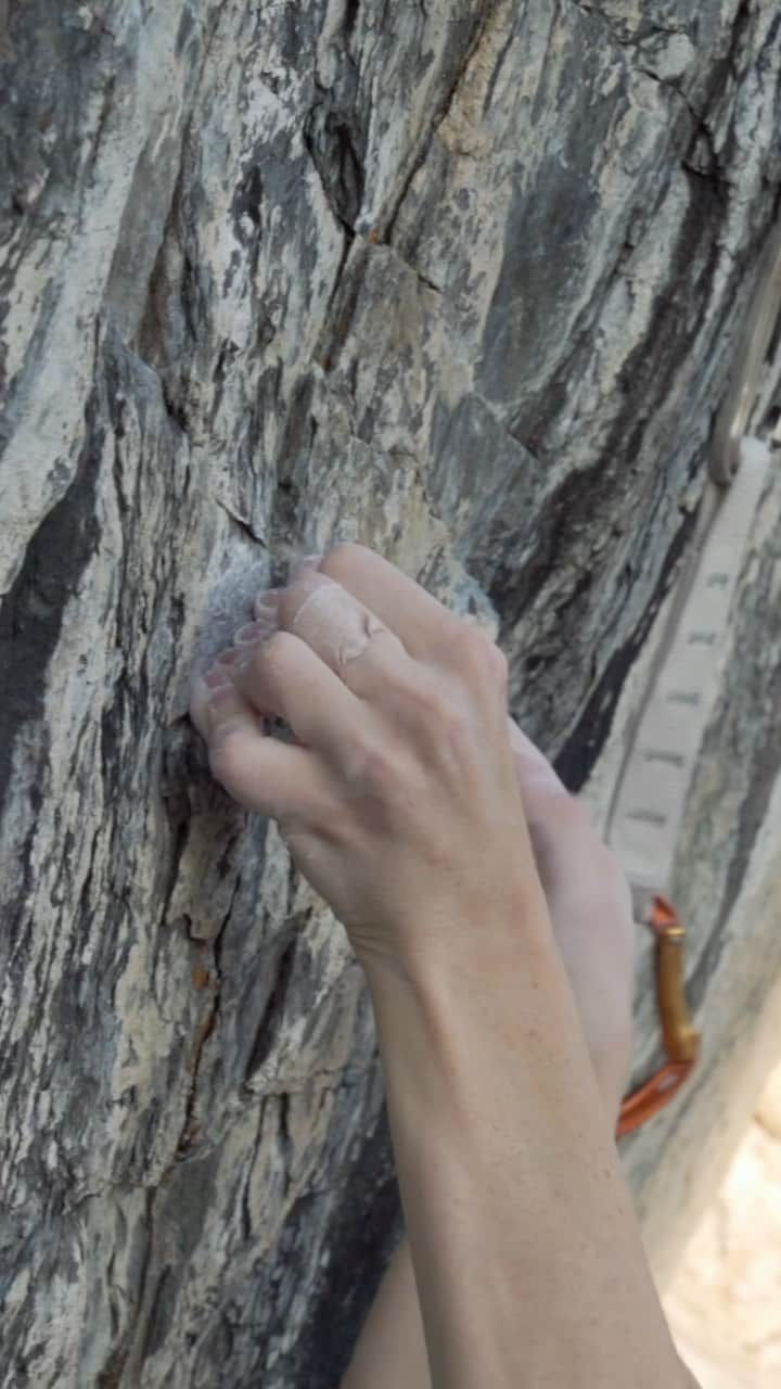 マチルダ・セーデルルンドのインスタグラム：「Trying hard on the project 🫶 these are the first moves of the 19-move crux. This sequence is so powerful yet technical, a tiny bit out of position and you’re immediately spit off the wall 🤷‍♀️  🎥 @thefreddymountain   #climbing #rockclimbing #sportclimbing #klättring #niemisel #luleå」