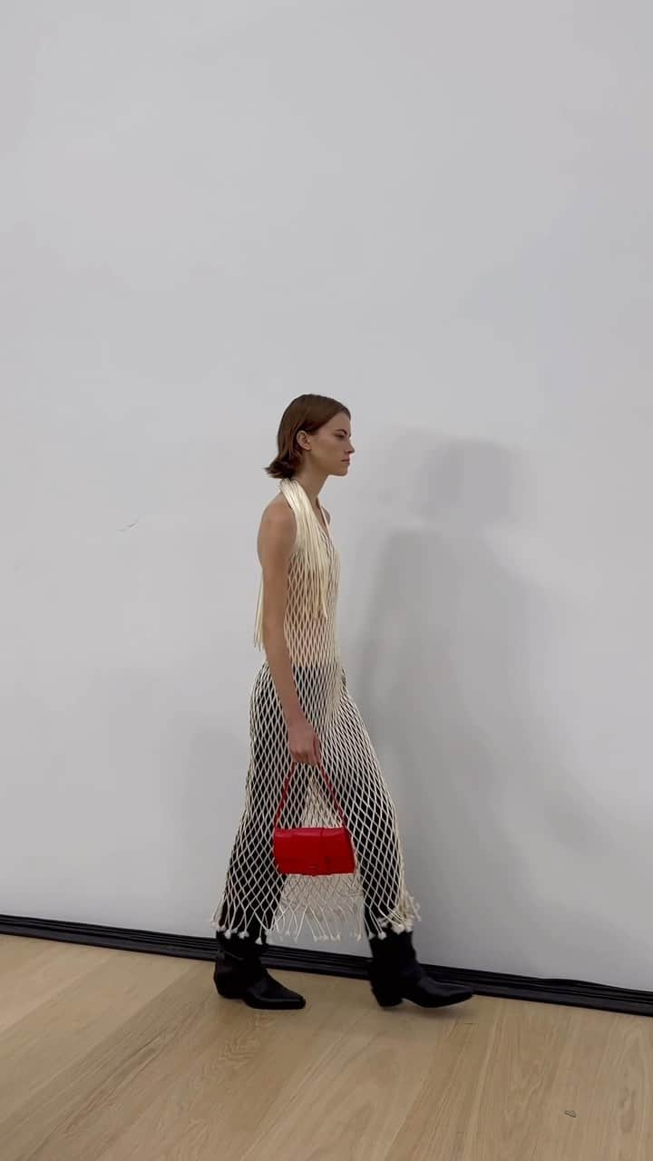 The Zoe Reportのインスタグラム：「This afternoon at the Phillips Auction House, Proenza Schouler presented their Spring/Summer 2024 collection, featuing ‘broken glass’ paillettes, fish net dresses, ruched sheer silhouettes, and more.  🎥: @kathyglee for TZR #NYFW」