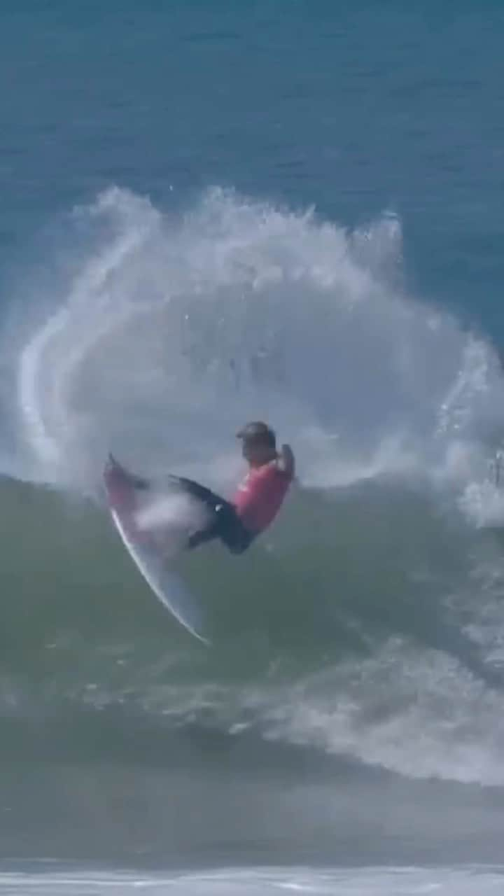 リップカールのインスタグラム：「Four and a half weeks ago @ethan_ewing injured his back surfing Teahupo’o. Now, he’s competing for a World Title at the Rip Curl WSL Finals. 🏆  Ethan will meet San Clemente local @griffin_cola in match four!   Tune in live -> link in bio.   #RipCurlWSLFinals #EthanEwing #WSL #Trestles #Surfing #RipCurl」