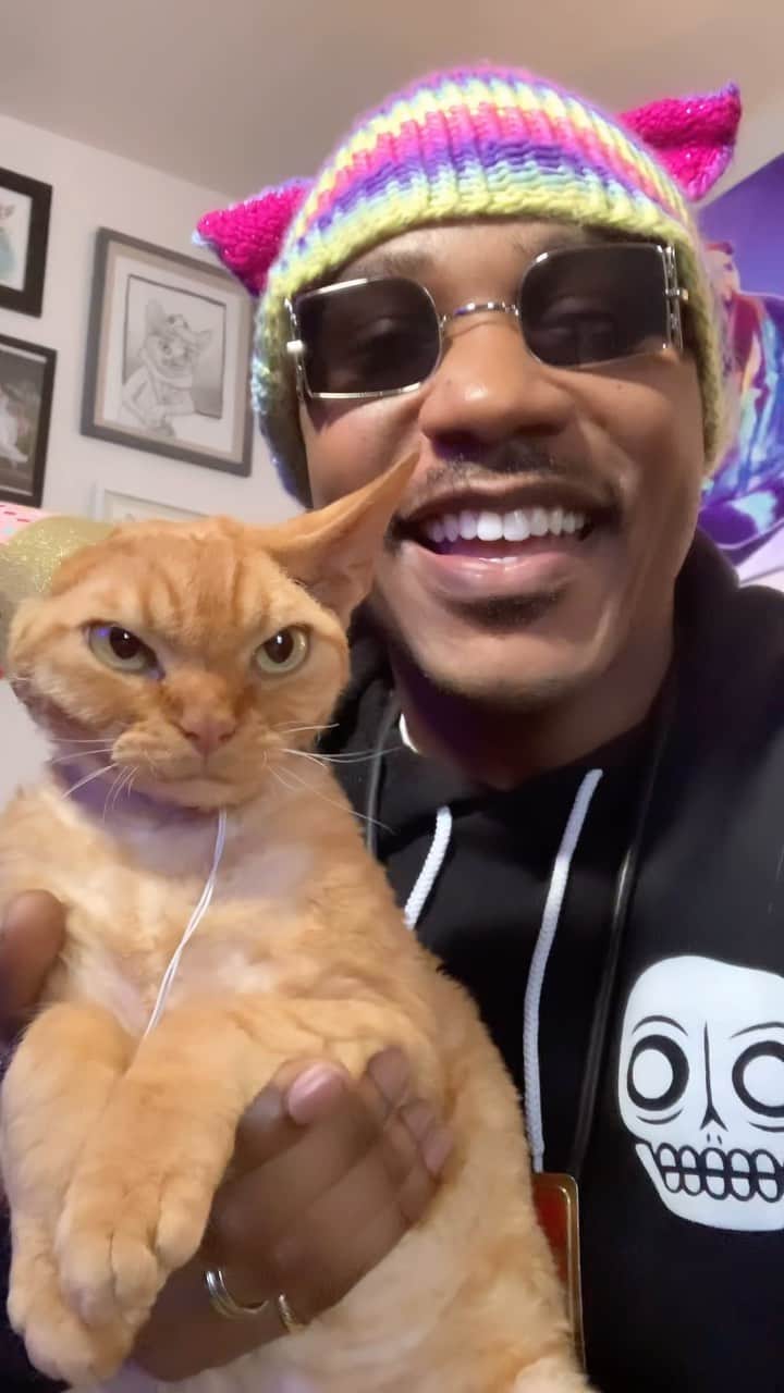 MSHO™(The Cat Rapper) のインスタグラム：「HAPPY CATURDAY!!! Stand up! It’s our cats birthday!!! Time for everybody to do a cat dance!!! Who’s going to wish us a Happy Caturday as well!?!? WE LOVE YOU!!! Please enjoy these videos because I be pulling back soon with DJ Ravioli and moving forward to NEW MATERIAL! Thank you to those OF YOU WHO CARE. We love you #TheCatRapper #Caturday #CatMan #CatMom #CatDad #CatLady #MoGang」