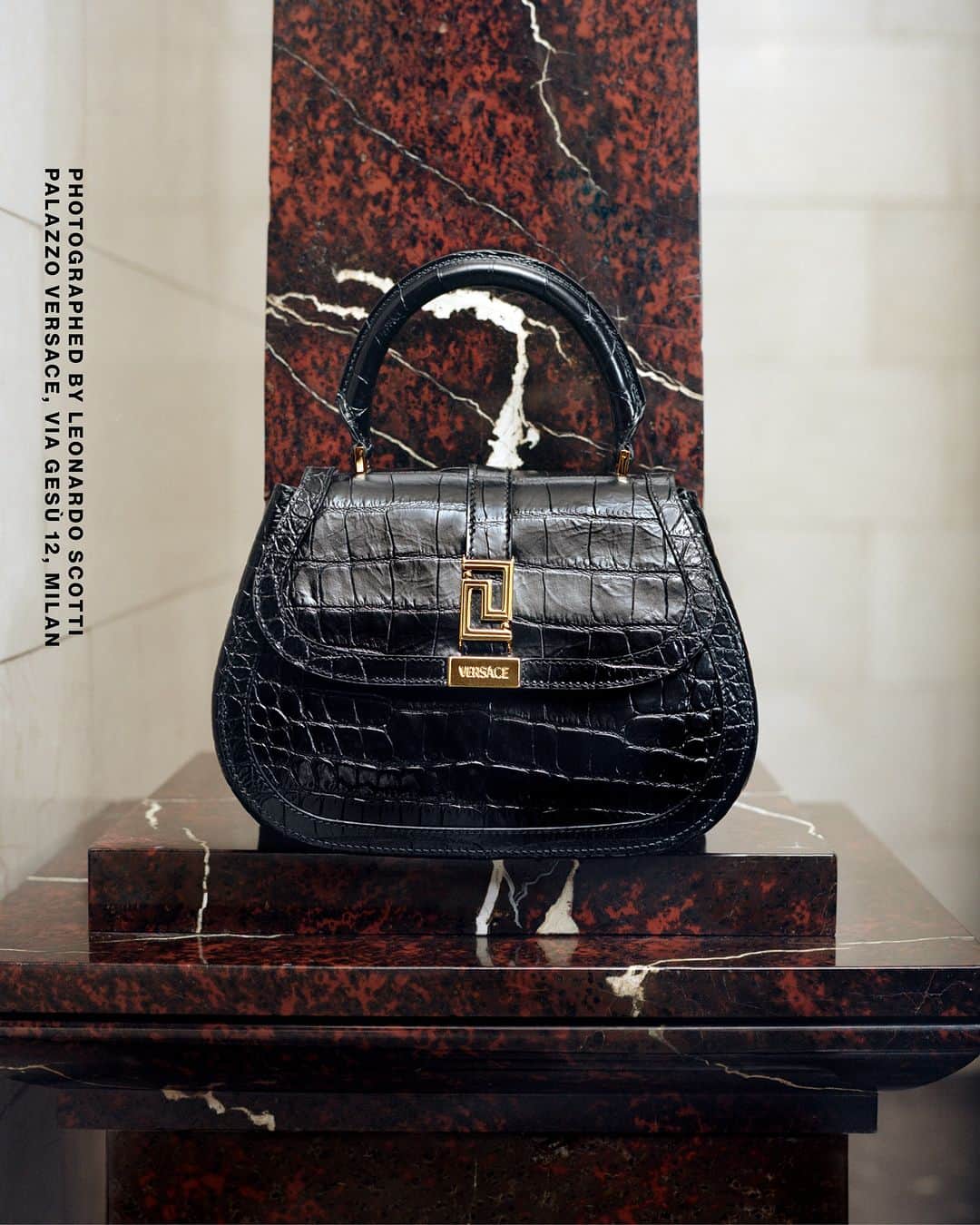 ジャンニヴェルサーチのインスタグラム：「Greca Goddess Top Handle Bag  Photography by Leonardo Scotti  #VersaceFW23 #VersaceGrecaGoddess」