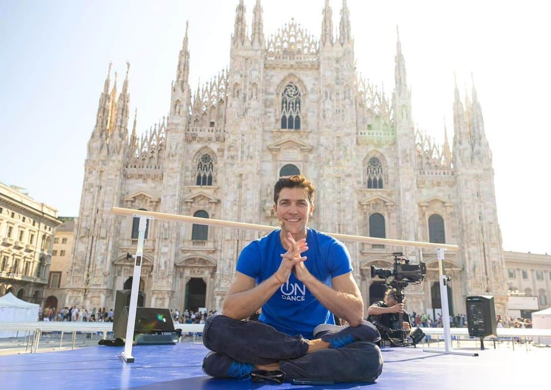 ロベルト・ボッレのインスタグラム：「Domattina alle 9.40 tutti collegati su Raiuno per seguire la diretta del ballo in bianco di OnDance! Conduce la diretta Francesca Fialdini! A domani!!! 💙💙💙 @ondance.it @rai1official @francifialdini 📸 @dancersdiary @raicultura   @assodanza_italia」