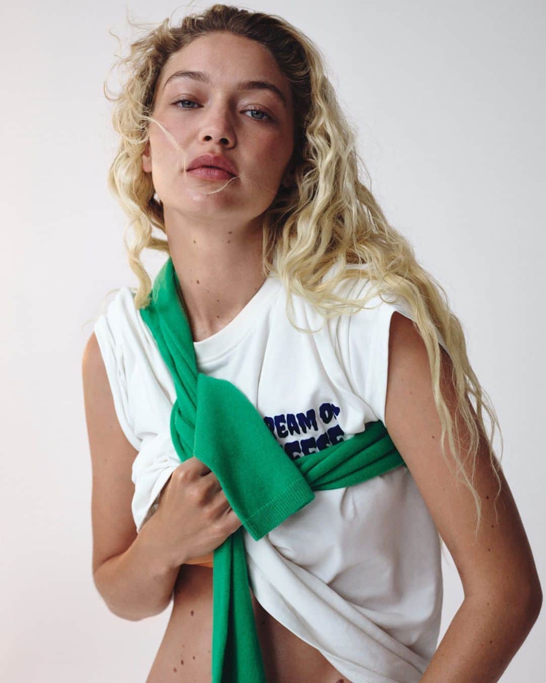ネッタポルテのインスタグラム：「PRIME TIME: Model, mom, creative director: @gigihadid on her brand @guestinresidence, being the boss, and why comfort beats red carpets any day. Read the full story and discover the shoot, photographed by @yuliagorbachenko and styled by @hels_broadfoot, at the link in bio.」