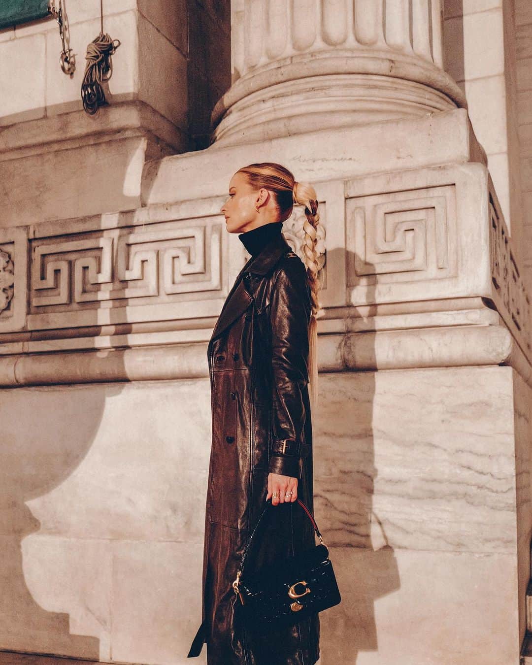 ビクトリアのインスタグラム：「Back to blonde for an evening for @coach and an intimate dinner to celebrate @stuartvevers ✨ Hair by @iamstacygray using @dysonhair」