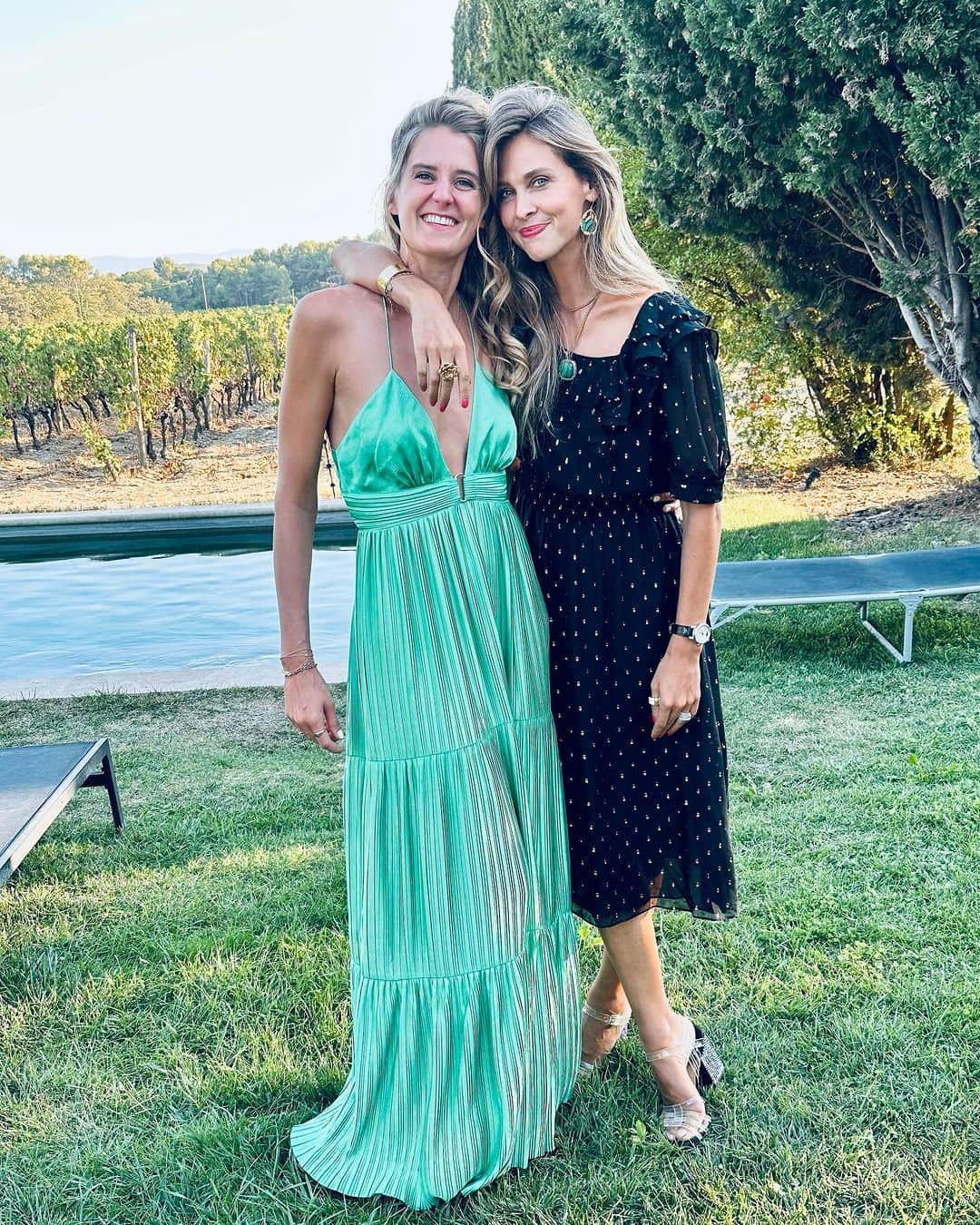 オフェーリ・ムニエのインスタグラム：「Wedding vibes 🤍 #cousine #enfamille @clolan 💚 @adelejeanne et AJ on vous souhaite tout le bonheur du monde ! 🫶🏻」
