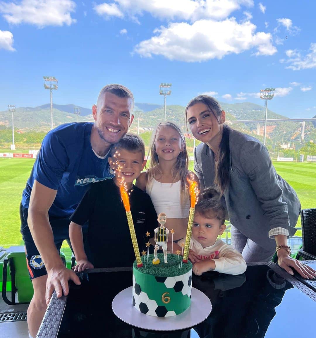 エディン・ジェコのインスタグラム：「Sretan rodjendaaaaan, campione 🥳❤️ #6  #DaniBoy」