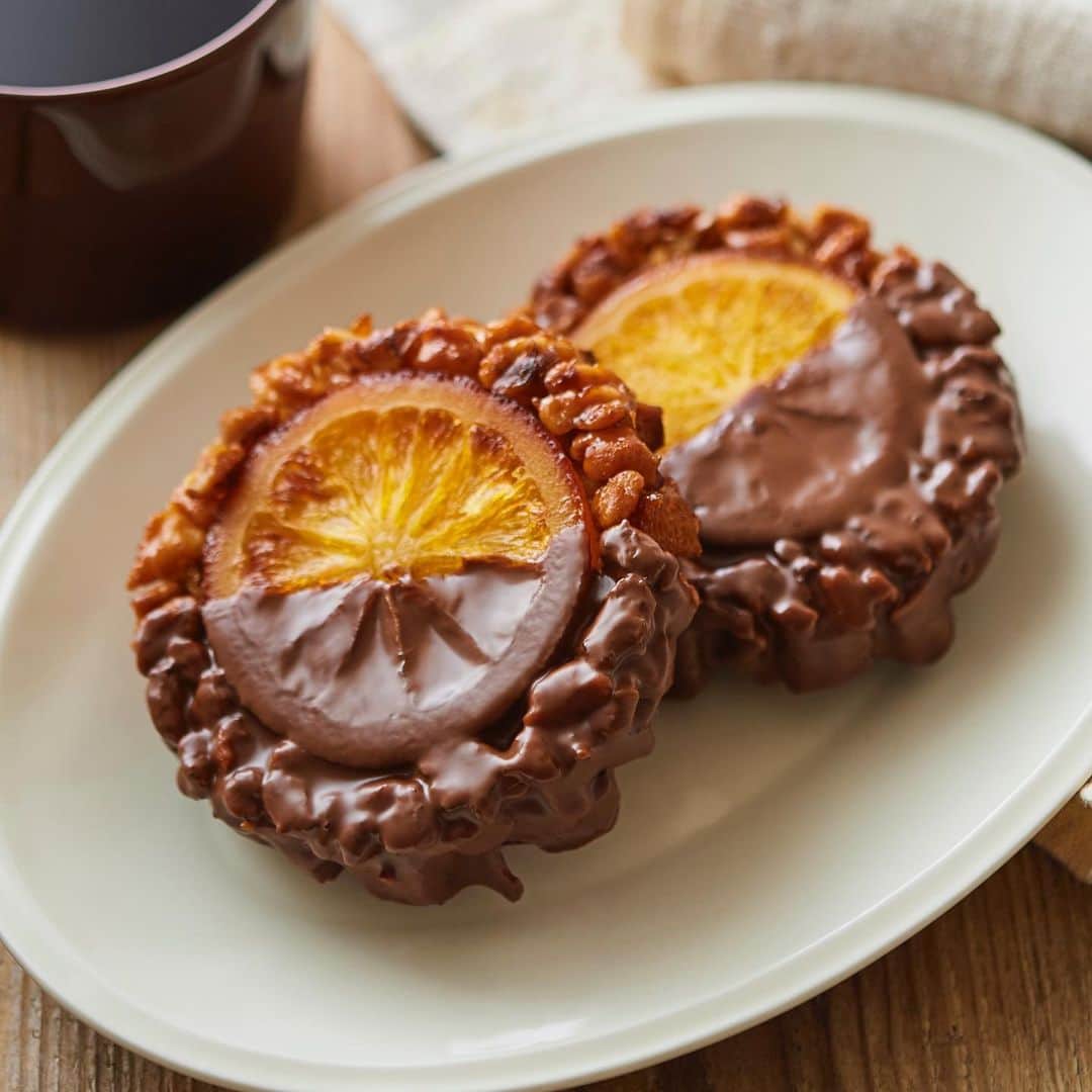 ANDERSEN アンデルセンのインスタグラム：「ザクザク食感が楽しいクロッカン  「オレンジとくるみのクロッカン」  チョコレートとデニッシュ生地が 相性抜群のクロッカン。 デニッシュ生地、くるみ、オレンジピールを キャラメリゼし、表面にオレンジスライスを飾り、 チョコレートでコーティングしました🍫  アンデルセンの社内企画、 商品開発コンテストで アンデルセンルミネ大宮店の輿石が 優秀賞を受賞した作品です。  ザクザク食感のデニッシュに、 オレンジの風味が広がります。 チョコでコーティングをしている部分と していない部分の2種類の味わいを ぜひお楽しみください。  コーヒーあわせてティータイムに☕️ ヒュッゲな時間をどうぞお過ごしください。」