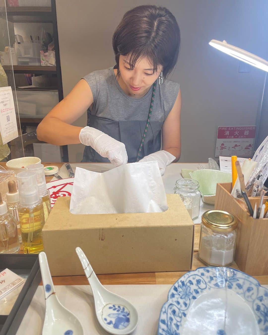 潮田玲子さんのインスタグラム写真 - (潮田玲子Instagram)「金継ぎへ〜🥰🙏 初めての金継ぎは没頭できて楽しすぎました❗️ 少しづつ少しづつ作業を進めていくので完成までまだまだですが、どう甦るか楽しみです🥰💓 この日は割れた部分を滑らかに削り、漆のりでくっつけるところまで❗️ 乾いた頃にまた行きます😚  動画の声誰だかわかりますかー？😚 産休中の @elina_arai ちゃんでしたー☺️ 会えて嬉しかった〜💓  #金継ぎ #お気に入りの食器を #1回目」9月6日 8時03分 - reikoshiota_official