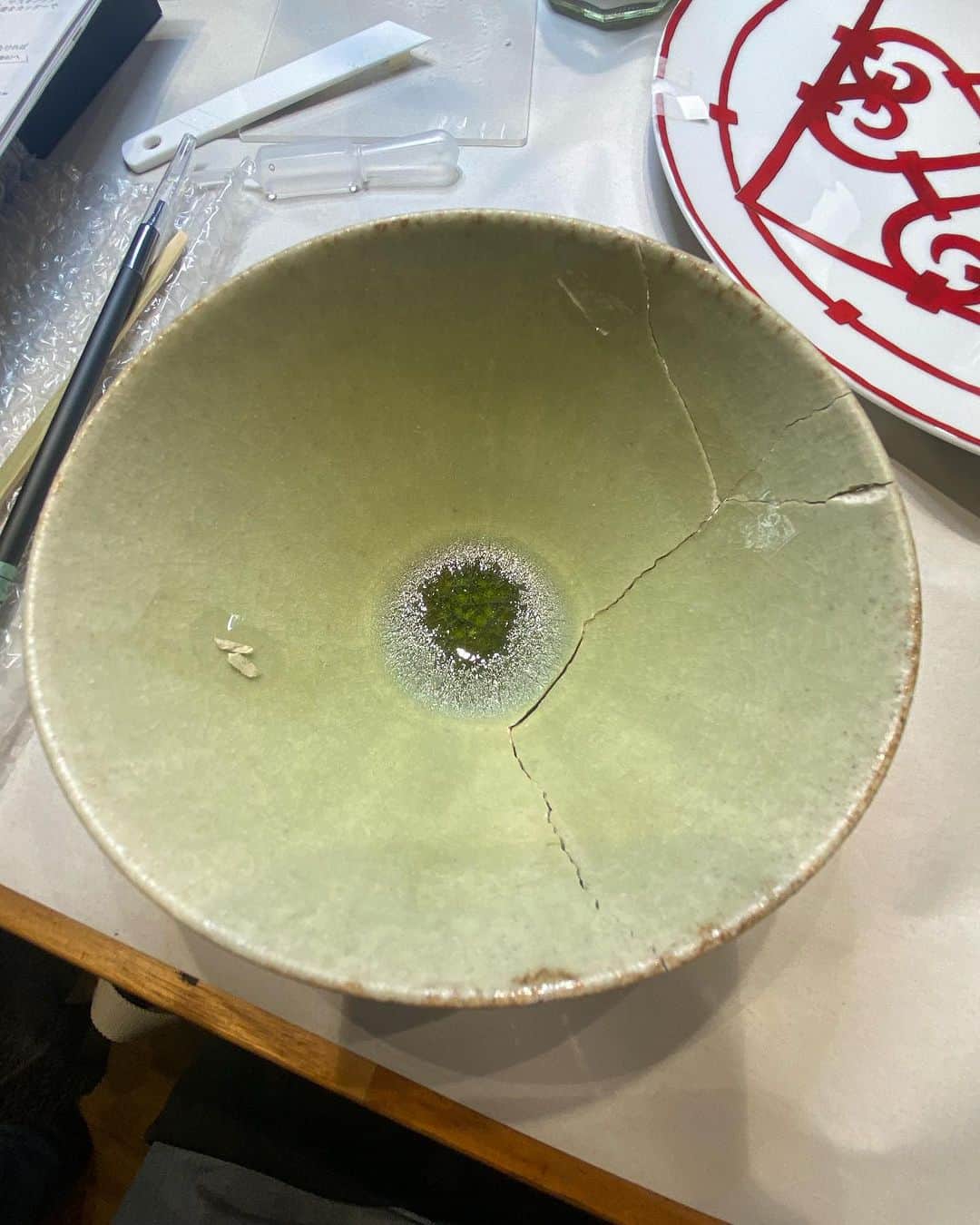潮田玲子さんのインスタグラム写真 - (潮田玲子Instagram)「金継ぎへ〜🥰🙏 初めての金継ぎは没頭できて楽しすぎました❗️ 少しづつ少しづつ作業を進めていくので完成までまだまだですが、どう甦るか楽しみです🥰💓 この日は割れた部分を滑らかに削り、漆のりでくっつけるところまで❗️ 乾いた頃にまた行きます😚  動画の声誰だかわかりますかー？😚 産休中の @elina_arai ちゃんでしたー☺️ 会えて嬉しかった〜💓  #金継ぎ #お気に入りの食器を #1回目」9月6日 8時03分 - reikoshiota_official
