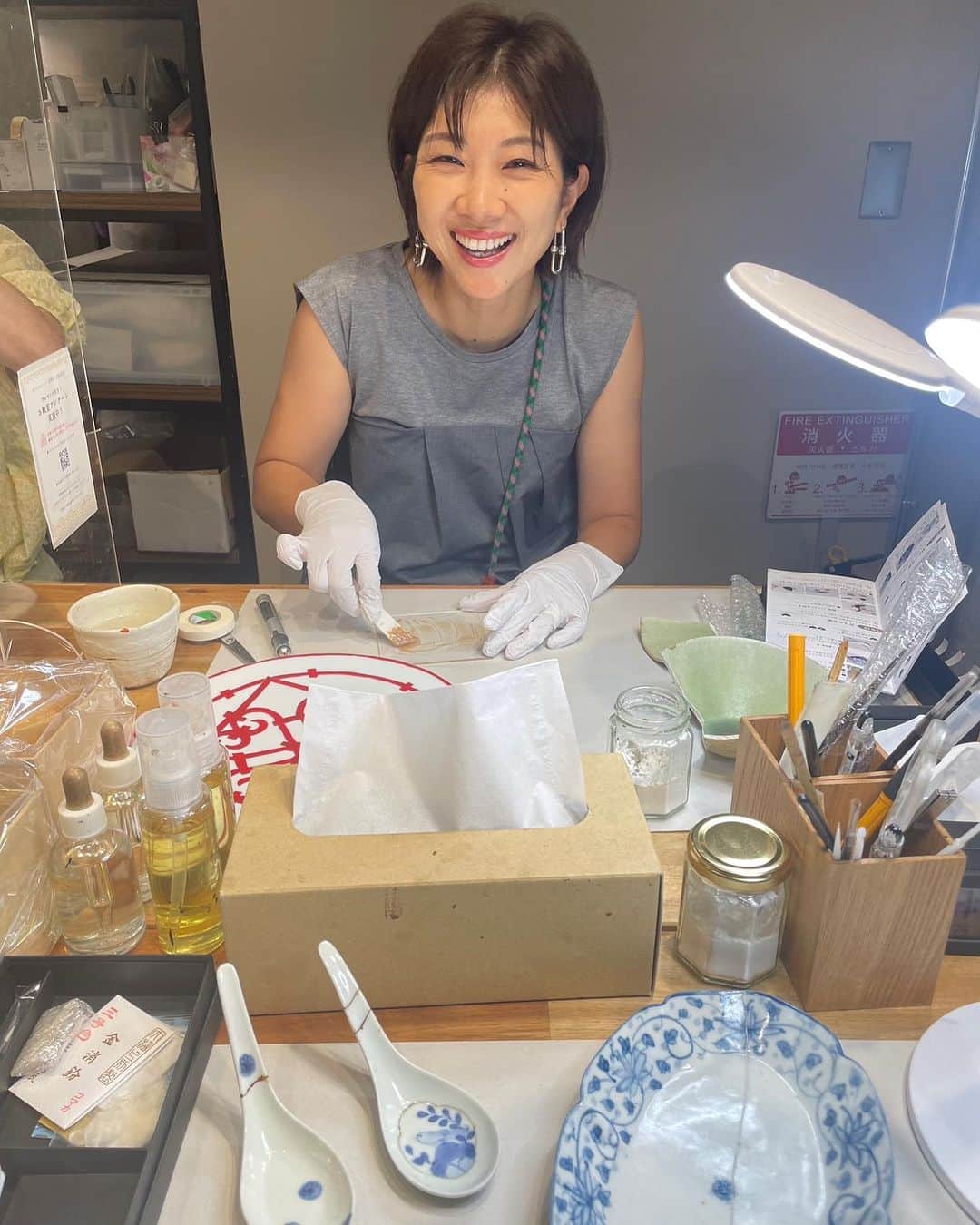 のインスタグラム：「金継ぎへ〜🥰🙏 初めての金継ぎは没頭できて楽しすぎました❗️ 少しづつ少しづつ作業を進めていくので完成までまだまだですが、どう甦るか楽しみです🥰💓 この日は割れた部分を滑らかに削り、漆のりでくっつけるところまで❗️ 乾いた頃にまた行きます😚  動画の声誰だかわかりますかー？😚 産休中の @elina_arai ちゃんでしたー☺️ 会えて嬉しかった〜💓  #金継ぎ #お気に入りの食器を #1回目」