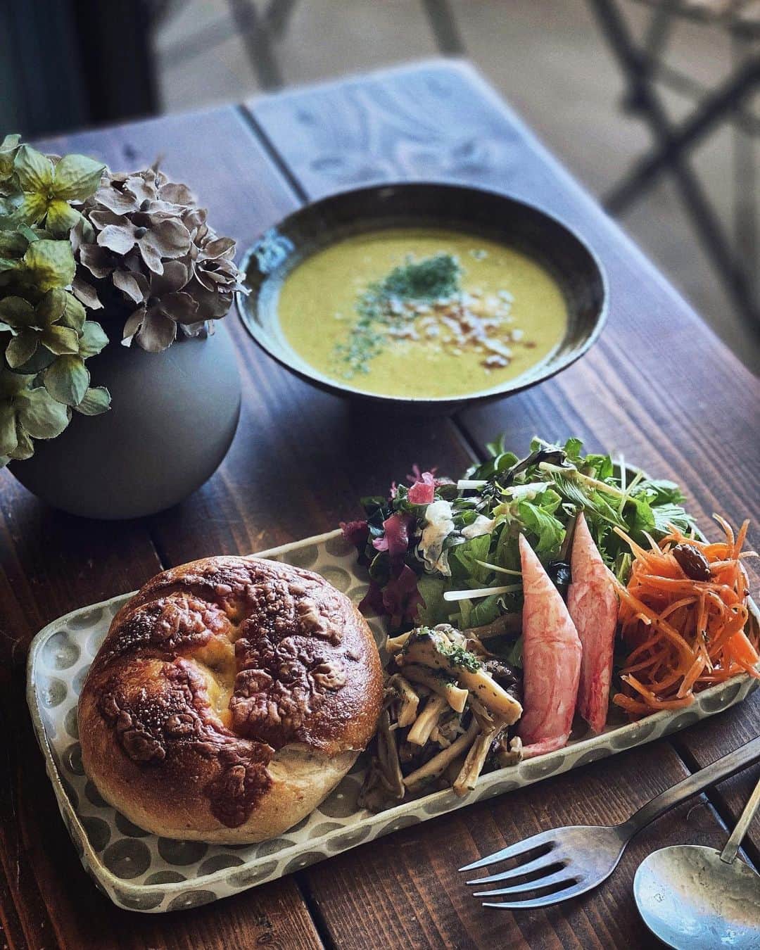 ururun_u.uのインスタグラム：「2023・9・6  水  おはようさんです☺︎ 昨日の朝ごはん ・ ・ 🥯🥯🥯 ◉チーズベーグル(リベイクして焦がす👩🏿) ◉サラダ(きのこのマリネ、人参ラペ、葉っぱ、海藻、カニカマ) ◉グリーンピースのポタージュ(冷凍貯金💰) ・ ・ 昨日セバス氏と私の誕生日(今日やけど)やからランチ行こう！と  👩🏻‍🦰　じゃあ、スシロー🍣  👨🏻　えー！魚べいがいい！🍣  なんであんたの行きたいところやねん… 主役は私じゃ！ しかも支払いは私やし… 奢ってもらったのローソンのアイスロイヤルミルクティ🧋だけやし…  まぁ、毎年こんなもんか🙄 ・ ・ ・ #朝ごはん#朝ごパン#ベーグル#パンとスープ#おうちごはん#茶色い生活#私の美味しい時間#私のおいしい写真#私の日常#いつものごはん#普段着ごはん#onthetable#うつわ#川崎萌#北岡幸士#フーディーテーブル#おうちごはんラバー#エルグルメ#マカロニメイトアンバサダー#igersjp」