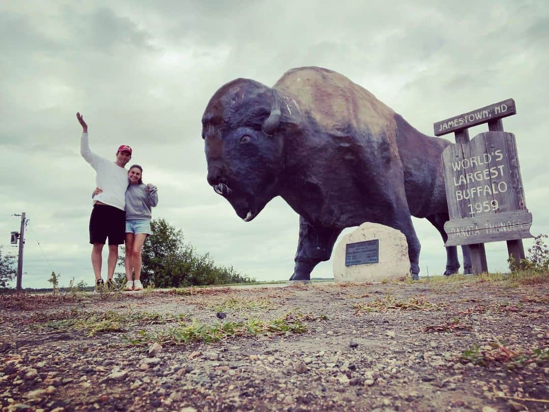 アシュトン・カッチャーのインスタグラム：「Occasionally we all need to see the worlds largest buffalo to put things into perspective. Thank you to the great state of North Dakota. Ps… be sure to see the Medora Musical if ever in that part of the country!」