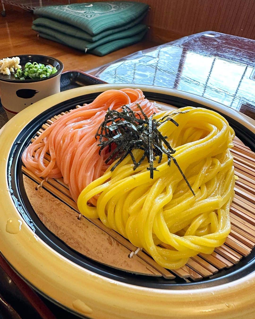 池田航さんのインスタグラム写真 - (池田航Instagram)「⋆⸜💚⸝‍⋆ワカメうどん⋆⸜💚⸝‍⋆ ワカメを練りこんだもちもちツルツルうどんがめちゃくちゃ美味しい！  今日のアレンジは香川の家庭料理 ｢ぴっぴ飯｣にしました😆  本来は和風の味付けで作るのですが 素材が｢ワカメうどん｣なので 中華風の味付けにしました✨️！  わかめスープをベースにチャーハンを作るような味のイメージ🥰  みんなも作ってみて✨️！！  ★ぴっぴワカメ飯 香川の郷土料理「ぴっぴ飯」子供向けにうどんのことを説明するときに使われる方言で、ぴっぴ飯は、そば飯のそばの代わりにうどんが入ったB級グルメ  (4~5人前) 中華スープの素 水  乾燥わかめ 生米 2合 黒胡椒  ワカメうどん 1人前 紅しょうが チャーシュー 卵 青ネギ  今日も素敵な食材と暖かい現地の方達との出会いに感謝💓   次回もお楽しみに☀️  朝お仕事で見られない方に、旅するエプロンTikTokが開設されました！ 【旅するエプロン】でTikTok検索すれば見られます✨️ ぜひフォローよろしくお願いいたします😍  #ZIP #旅するエプロン #スピッツ #Spitz #ZIPファミリー  #水卜麻美 さん  #池田航  @kohcooking   #伊藤楽  @gaku_jh122」9月6日 8時00分 - kohcooking