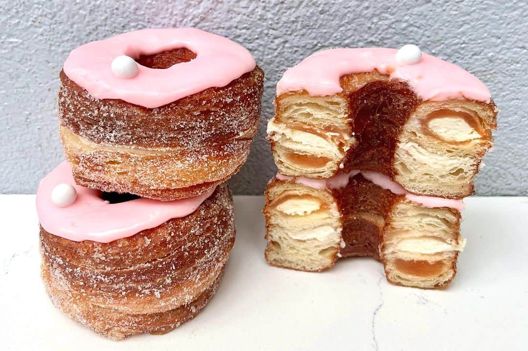 DOMINIQUE ANSEL BAKERYのインスタグラム：「September in NYC means Apple Rhubarb & Mascarpone for this month’s Cronut®, filled with homemade apple rhubarb jam paired with creamy mascarpone ganache. Here in SoHo all month long, preorders are up at CronutPreorder.com for SoHo pick-ups. And we’re shipping nationwide ✈️ at DominiqueAnselOnline.com (tap photo ⬆️ for shipping).」