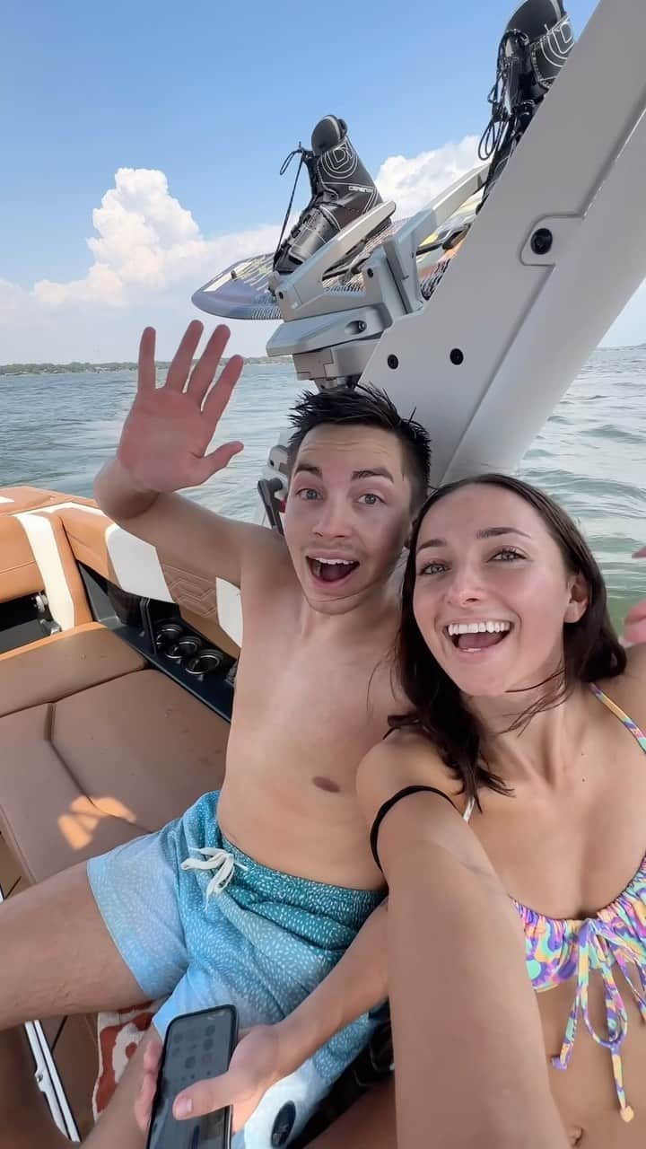 Brooklyn and Baileyのインスタグラム：「Lake weekend recap in 10 seconds haha! As I get older I have started to appreciate weekends like this more and more- family, friends, fun, relaxation, good food etc…anyone else feel this way too??」