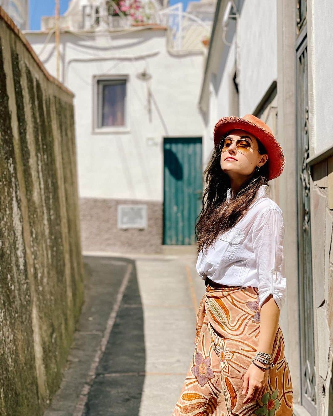 サーシャ・グレイのインスタグラム：「Here’s to three hour lunches #capri #anacapri #travel #isoladicapri #napoli」