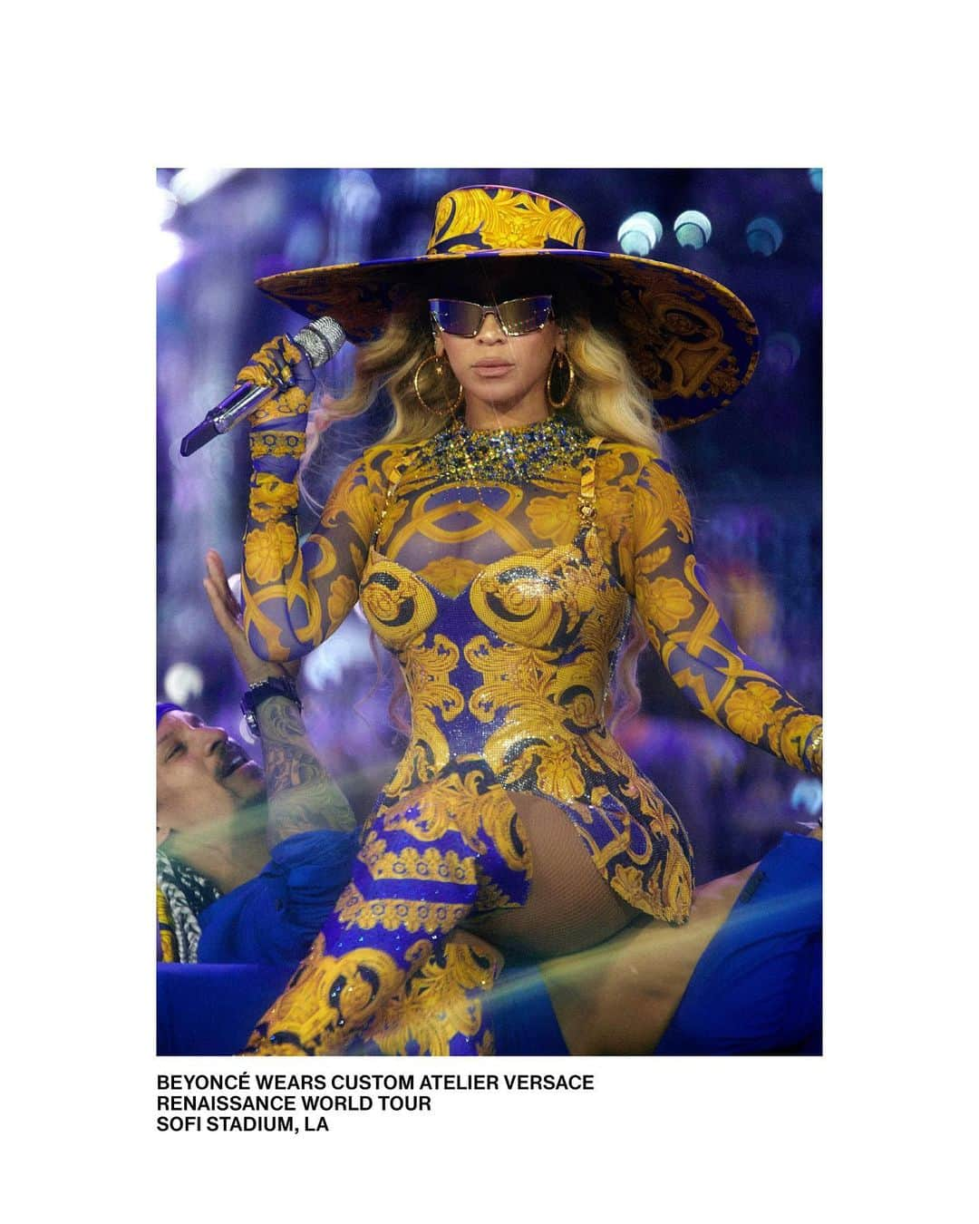 ジャンニヴェルサーチさんのインスタグラム写真 - (ジャンニヴェルサーチInstagram)「Atelier Versace for Beyoncé  Renaissance Tour SoFi Stadium, LA  Photography by Salvatore Delle Femmine Stylist Shiona Turini   #AtelierVersace  #Beyoncé #RENAISSANCEWORLDTOUR」9月6日 6時34分 - versace