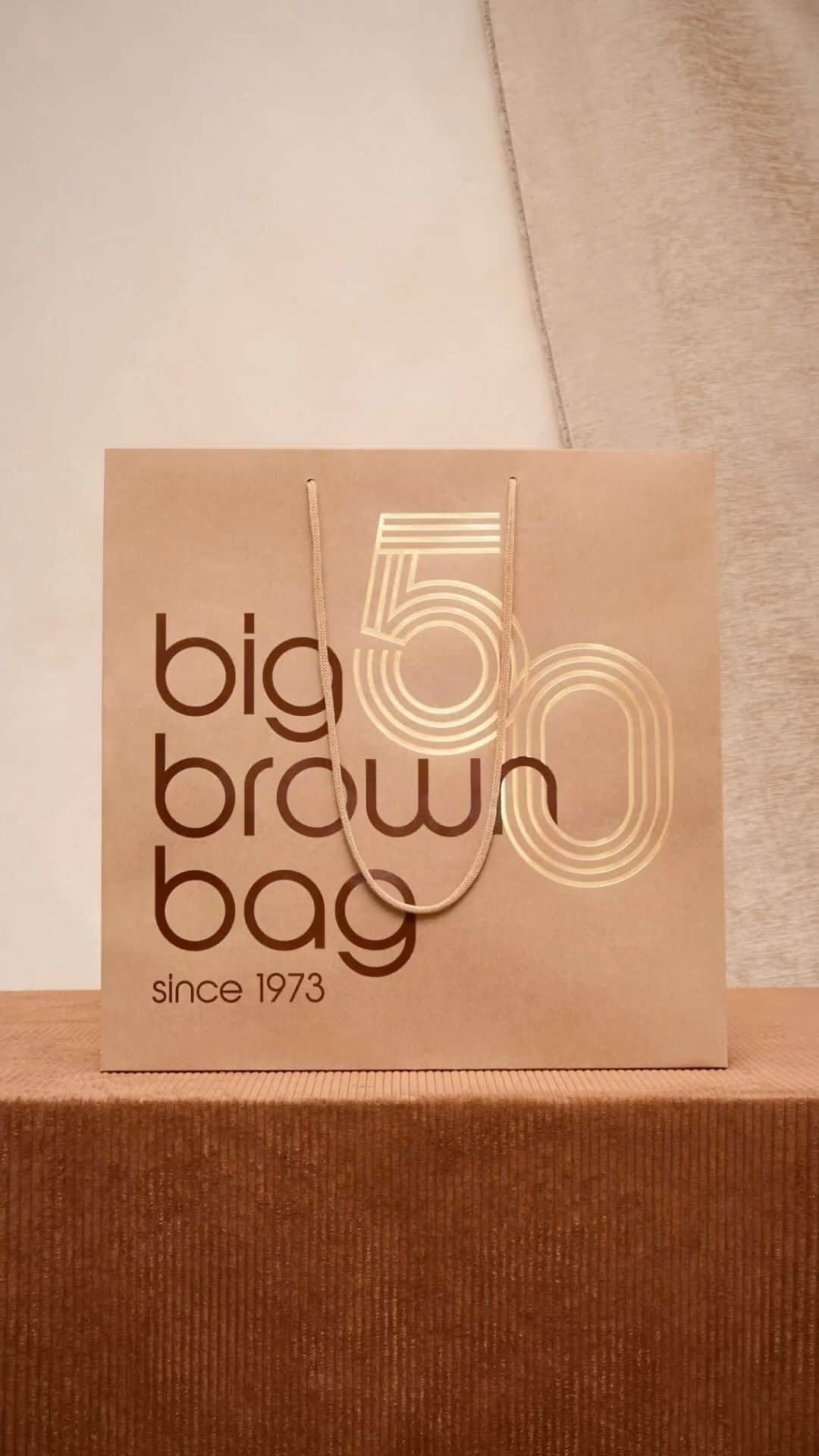 Bloomingdale'sのインスタグラム：「Our Big Brown Bag is turning the big 5-0! Did you know that it was designed by THE legendary Massimo Vignelli, whose work resides in the permanent collections of MoMA, The Met, and the Cooper Hewitt museum, just to name a few? The beloved bag first hit stores (and streets) in 1973. Impactful in its minimalism and sustainably made of kraft paper (long before it was en vogue), the Big Brown Bag remains one of the world’s most iconic shopping bags to this day. 🛍️ 🤎 🎉  To celebrate this milestone anniversary, we’d love to see your Brown Bags in the wild! Post a creative photo with the hashtag #bigbrownbag, then tag @bloomingdales for a chance to be featured on our feed.  And if you happen to be near our 59th Street flagship this Saturday, September 9, stop by for the Big Brown Bash! It’s a day filled with food, fun, exclusive new styles—and even some free gifts—throughout the store. 🤎」