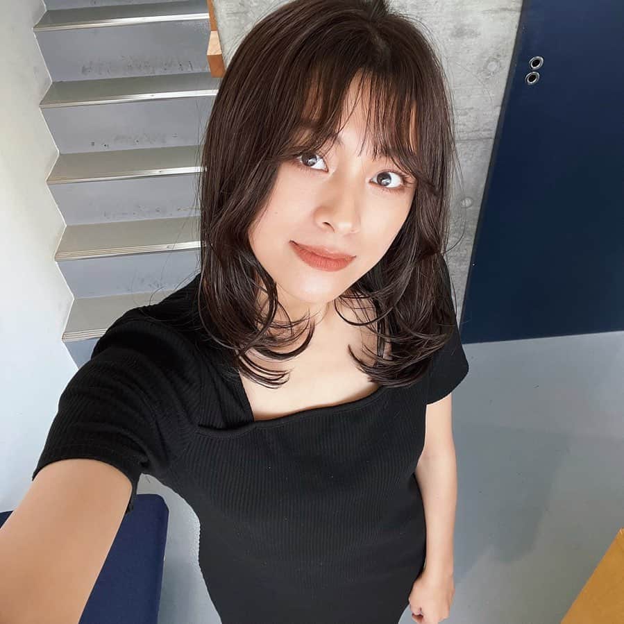 北村沙織のインスタグラム：「＊  おはようございます☀️  そういえば久々にヘアメンテナンス 行ってきたよー！ 今回のカラー聞き忘れたよ😇  秋に合った色にしてもらった🍂  #ヘアメンテナンス #hairfashion #haircolour  #ヘアアレンジ #表参道美容院」