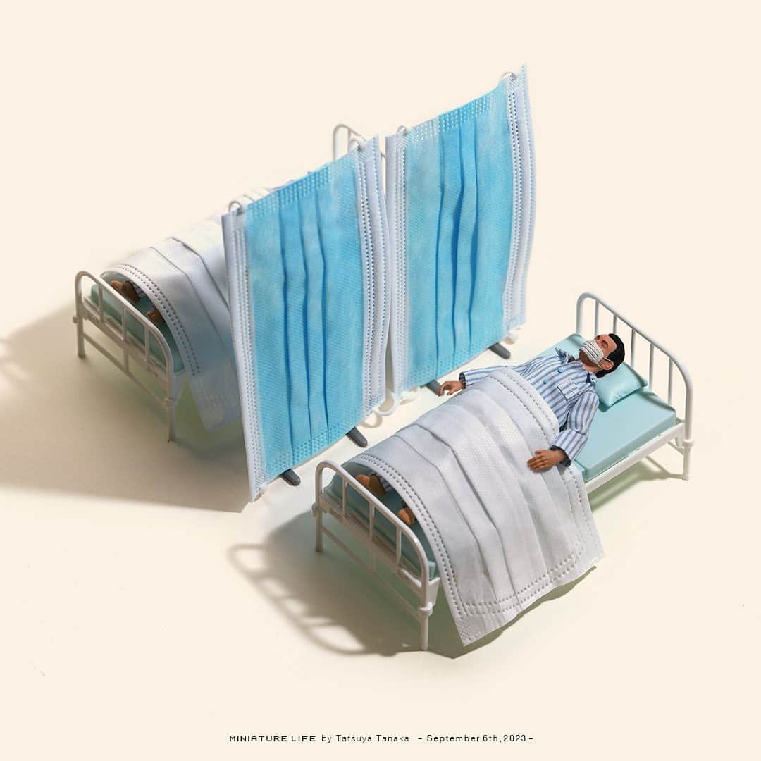 田中達也のインスタグラム：「⠀ “Hospital Room” ⠀ ⠀ 病院ではマスクを推奨 ⠀ ⠀ ─────────────────── 《EXHIBITION info》 ⠀ 【ミニチュアの視点で見る日本－田中 達也 展】 Japan from miniatures - Tatsuya Tanaka at Japan House São Paulo until : Oct. 8, 2023 ⠀ 【ミニチュアライフ 神戸エアポート】 MINIATURE LIFE × KOBE AIRPORT ⠀」