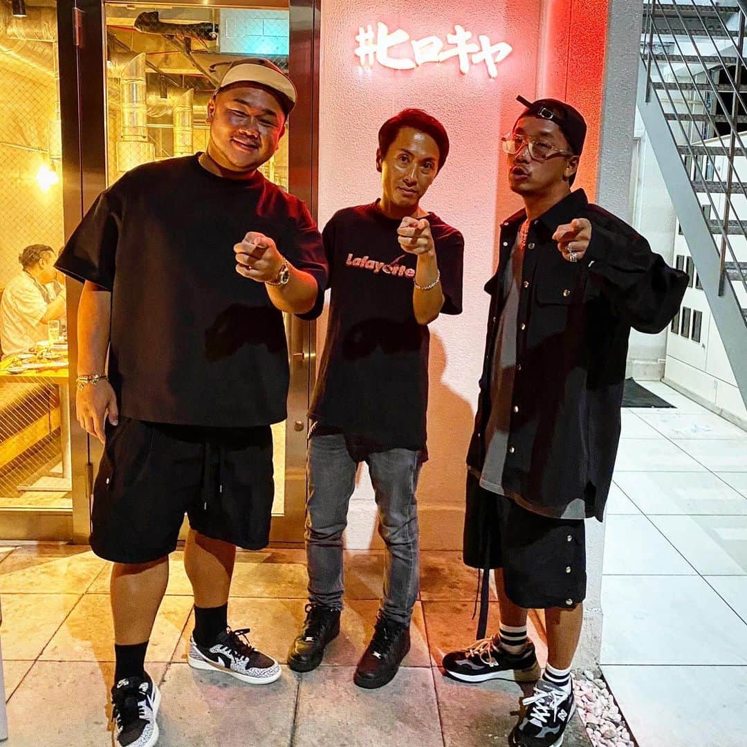 のインスタグラム：「先日はコバさんとお食事🥩✨ 俺の大好きなヒロキヤにて✌️  ファッションの話しやジュエリー、車、LIFEまであらゆる分野の話で盛り上がりかなり情熱的で素敵なコバさんとの時間は熱くなった🤝🔥  素敵な出会いと頑張ってる姿に俺もより一層気合が入った🔥🔥🔥  是非また美味しいご飯とかっこいい男の子磨きトークしましょう🤝🔥  #イルマニア#mcma#ファッション#fashion#ヒロキヤ#恵比寿#newbalance#nike#rolex#cartier #vancleefarpels #chromehearts」