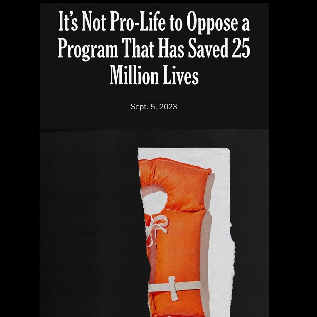 ジョン・キャメロン・ミッチェルのインスタグラム：「PEPFAR was the only good thing Bush Jr did in office. In 2003 (during the unnecessary war he started which killed over a million people directly and indirectly), he initiated an ongoing multi-billion dollar drug program to combat HIV, mostly in Africa. Over 25 miilion lives have been saved.  That paragon of nonpartisan truth, the @heritagefoundation is now saying PEPFAR “promotes” abortion and that AIDS is a “lifestyle disease” when it in fact the program discourages abortion by preventing HIV+ mothers from passing it on to their children, thus removing their reason to terminate their pregnancies.  Someone dies from HIV every minute. Repealing or weakening this law would raise that by thousands… if not millions. Congress must renew PEPFAR.」