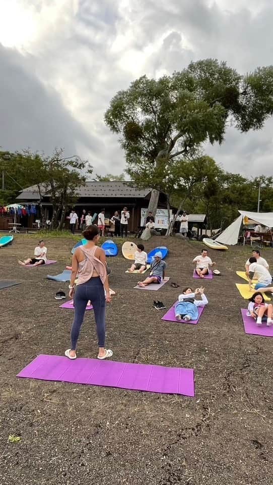 高松いくのインスタグラム：「🏕️オッシュマンズキャンプ1日目 　　　🌇サンセットヨガ🧘‍♀️  360度自然に囲まれて みんなで体を動かし、マイセルフで自分を癒し、 みんなで支え合いながら バランスポーズにチャレンジ✨  キャンプって1人で行っても キャンプ場には誰かがいて 誰かの笑い声や焚き火があって なんだかホッとする  アクティビティも1人で参加しても  キャンプで初めて出会った人でも もしかすると椅子になってくれた人と ぐっと仲良くなったり  家族と参加すると、家族の新しい発見や笑顔が見られたり  私も皆さんとの距離がギュギュッと 縮まった気がしました❤️  ご参加くださり、 本当にありがとうございました🙏  沢山の皆さんの笑顔で胸いっぱいでした。  更に楽しい気持ち良いヨガをお届けできる様頑張ります‼️  #笑うヨガ  #支え合うヨガ #キャンプ #ヨガ　 #イベント  #camp #yoga  #oshmanscamp2023 #オッシュマンズ #キャンプヨガ」