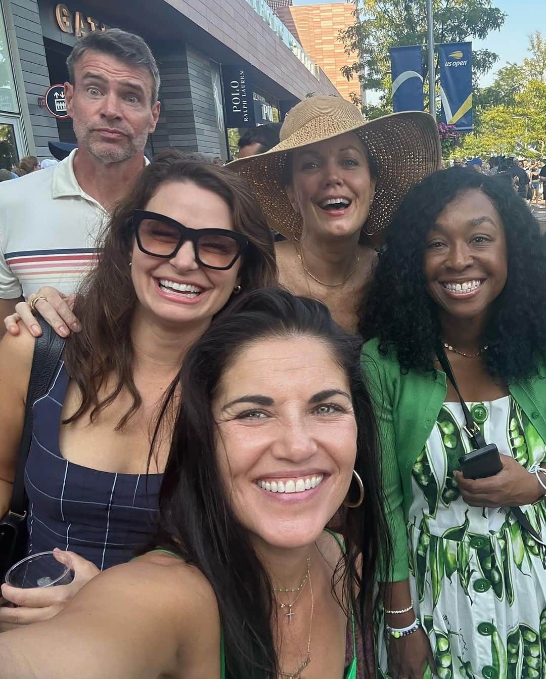 ベラミー・ヤングさんのインスタグラム写真 - (ベラミー・ヤングInstagram)「OH MY STARS! Y'all, we had the MOST FUN at the @usopen the last couple of days. I love this family of folks with everything in me, so it made it extra special to get to be there with them (thank you, Shonda!) - & WOW did we witness some INCREDIBLE #tennis. 😲 (that Sinner/Zverev match last night was unforgettable🤯 as was the privilege of getting to watch Mr. @carlitosalcarazz play in-person: on top of the prowess, what sheer joy 🤩💗) Hope each of you had an amazing (+long!) weekend too. Sending you so much love! #USOpen #NYC @usta #USTA WOWOWOW #ScandalFamForever 🎾🔥🥰🥂❤️🎉」9月6日 7時18分 - bellamyyoung