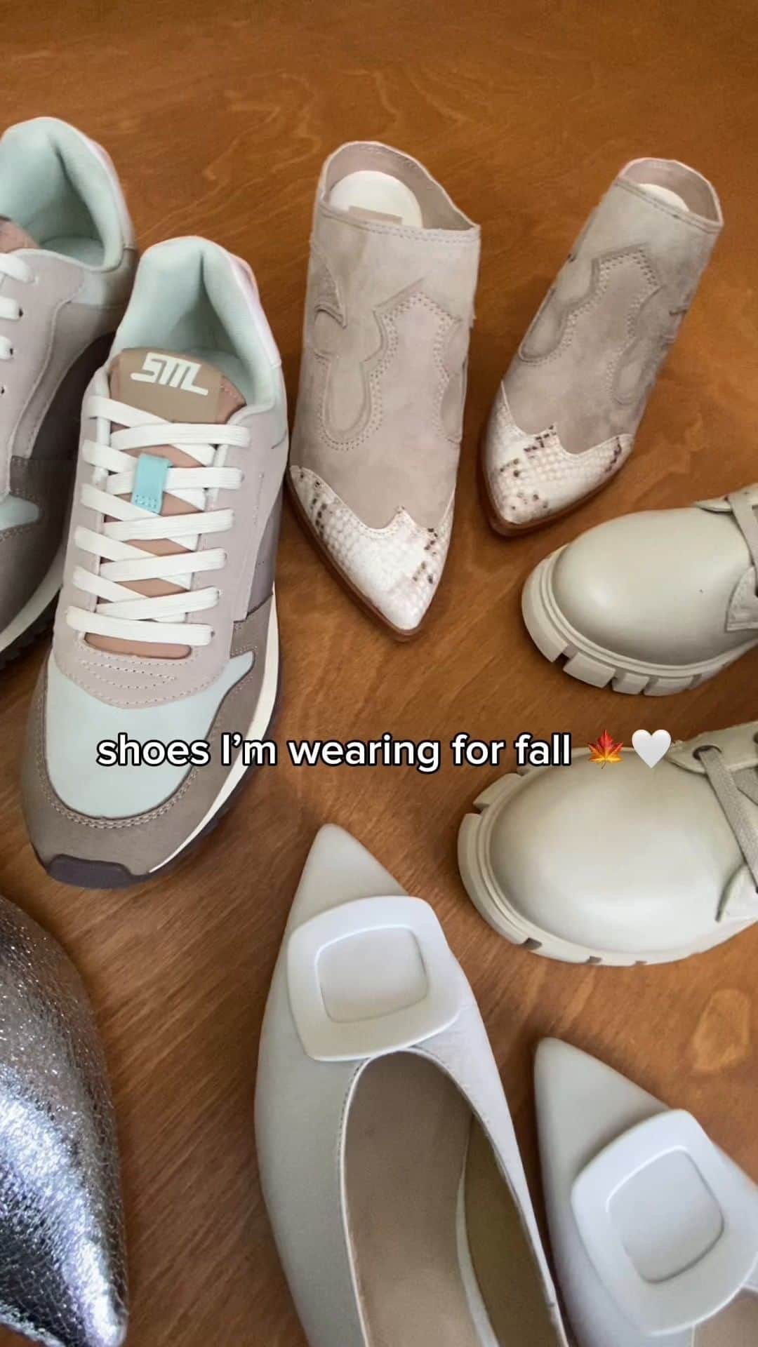 T.J.マックスのインスタグラム：「This just in: light color shoes after Labor Day is now a thing ✓」