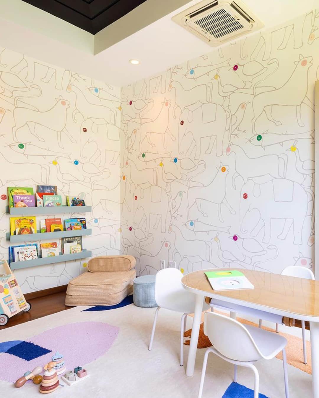 ジャスミン・トゥークスのインスタグラム：「BEFORE & AFTER: Light and bright is the name of the game in this playroom. Fun and functional places to store, sit and play give this space a colorful, welcoming vibe. 📷: @taupediseno + @garcialachner  #PlayroomInspo #PlayroomFurniture #PlayroomDesign #Playroom #KidsPlayroom #PlayTable #PlayroomRug」