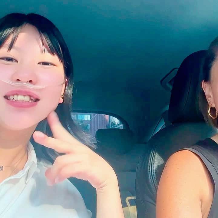 yukiのインスタグラム：「おはようございます。  わたし世代がカラオケで歌っていた曲が 今またリバイバルされてるということで うれしい限り🎤  #夏の星座にぶら下がって上から花火を見下ろして  #carpoolkaraoke状態 #雰囲気のみで歌い切る」