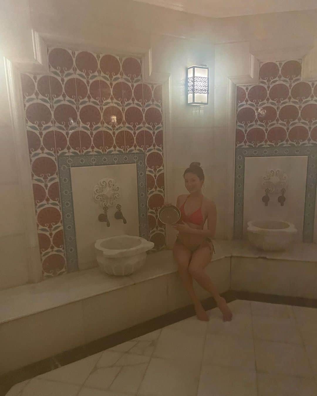 myumyuさんのインスタグラム写真 - (myumyuInstagram)「トルコ式公衆浴場#ハマム 🧖‍♀️ イスタンブールのホテルにも付いてた〜！  日本みたいに湯船があるわけではなく、室温が高い蒸し風呂のような空間♨️ 真ん中の台は岩盤浴になってるよ  不思議なのが桶ですくって全身洗うのよね〜(3枚目) 絶対シャワーの方が楽じゃない？笑 別室にシャワーもあるんだけど,トルコの人達は家族みんなでここで洗ってる  ローマ時代からの文化だもんね🤔  だいたいプールもロウリュウサウナもミストサウナもシャワーもセットであるし(無料) マッサージやあかすりもあるよ(有料)泡がトルコアイスみたいにびよーんて伸びるの😂  #Türkiye#Turkey#turkeytravel#turkey🇹🇷#Istanbul#i̇stanbul#istanbulturkey#traveler#travelawesome#travelgram#traveltheworld#hammam#hotel #トルコ#トルコ旅行#イスタンブール#海外旅行#海外旅行好きな人と繋がりたい#旅行#海外旅行大好き#旅スタグラム#ホテルライク」9月5日 23時00分 - myumyu_travel_bikini