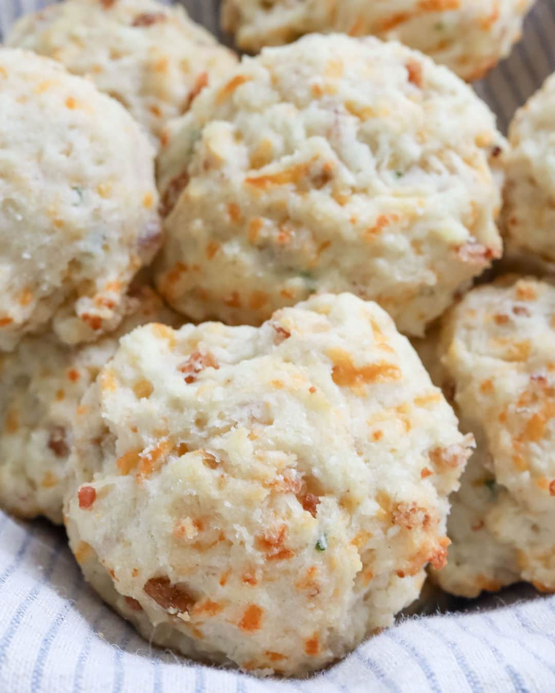 Food Republicさんのインスタグラム写真 - (Food RepublicInstagram)「Bacon-Cheddar Drop Biscuit Recipe   Homemade biscuits are even more approachable if you make the drop kind, which require no rolling or cutting and are delicious with any mix-ins.  Recipe developed in collaboration with Jessica Morone.  Prep Time: 10 minutes  Cook Time: 30 minutes  Servings: 15 biscuits  Ingredients: - 6 slices bacon - 2 cups all-purpose flour - 1 tablespoon baking powder - ½ teaspoon salt - ½ cup (1 stick) cold unsalted butter, cut into cubes - 1 teaspoon garlic powder - 1 cup shredded cheddar - 1 tablespoons chives - 1 ¼ cup buttermilk  Directions: 1. Preheat the oven to 400 F.  2. Cook the bacon in the oven on a foil-lined baking sheet for 15-20 minutes until crispy. Let drain and cool on a paper towel-lined plate before chopping into small pieces and setting aside.  3. Increase the oven temperature to 425 F.  4. In a food processor, mix the flour, baking powder, and salt, then cut in the butter until the mixture resembles coarse sand.  5. Transfer the mixture to a large bowl and stir in the garlic powder, cheddar cheese, chives, and crumbled bacon.  6. Add the buttermilk to the bowl, stirring until just combined and a dough is formed.  7. Use a 2-ounce cookie scoop or ¼ cup measuring cup to drop mounds of biscuit dough onto a parchment-lined   -  #easybreakfast #breakfastinspo #breakfastrecipe #breakfastidea #breakfeastideas #breakfastinbed #breakfasttime #breakfastrecipes #healthybreakfast #breakfastrun #breakfastfood #breakfastofchampions #breakfastforchampions #breakfasting #breakfastisserved #breakfastonthego #breakfastforlunch #breakfastathome #breakfasttoday #breakfastallday #breakfastparty  #breakfastfortwo #breakfastdate #breakfastporn」9月5日 22時53分 - foodrepublic