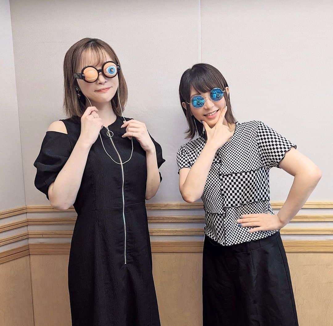 種田梨沙のインスタグラム：「👓👀🕶️  最近のゆみりさ🥸  イベントを目前にウキウキな 現場の雰囲気が伝わってきますね！(？)  眼鏡が無いといったらこれを用意してくる アットホームで素敵な職場です！  #正直楽しかった #内山夕実 #種田梨沙」